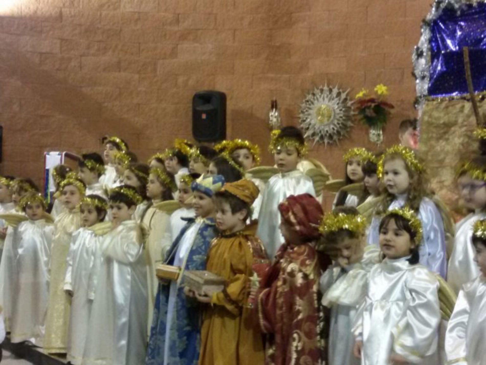 La vita di San Francesco vissuta in povertà e la storia del primo presepe raccontata dai bambini