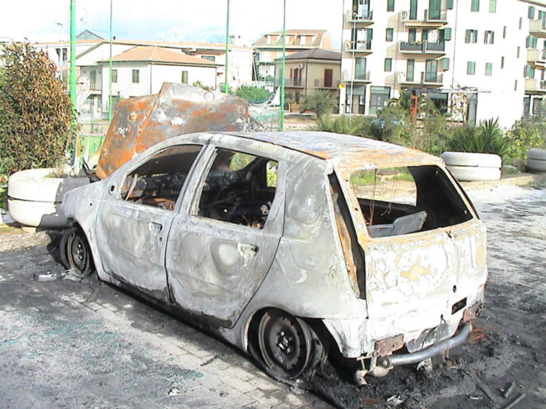 Pietraperzia. Auto in fiamme in via Caduti di via Fani: a domare l’incendio i vigili del fuoco