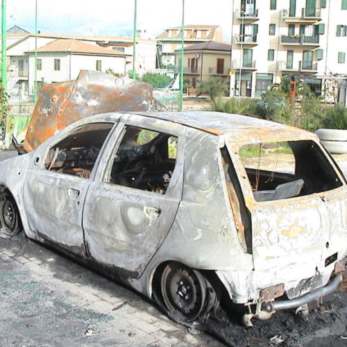 Pietraperzia. Auto in fiamme in via Caduti di via Fani: a domare l’incendio i vigili del fuoco