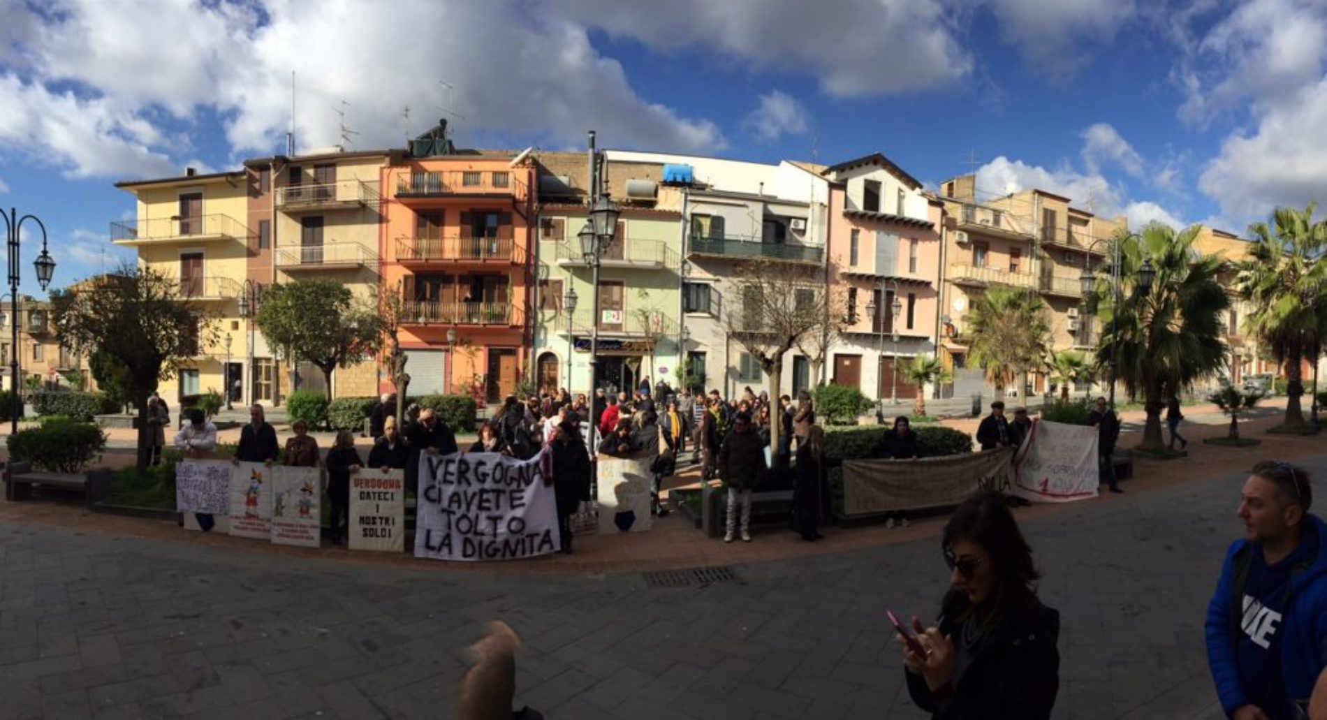 Sit-in davanti la sede del comune di Barrafranca per il mancato pagamento sulle rette ricovero degenti