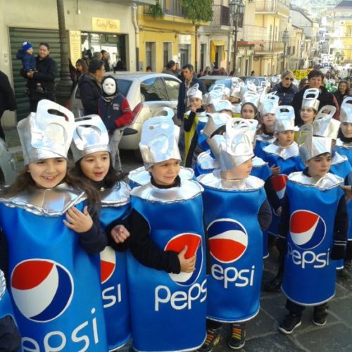 Pietraperzia. Tanta gioia e divertimento alla sfilata in maschera delle scolaresche
