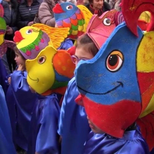 Video / Sfilata delle scolaresche con costumi di carnevale nel giorno del Giovedì Grasso
