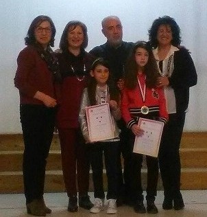 Simona Giunta e Giulia Paternò, le alunne premiate nella fase provinciale a Enna con gli insegnanti - Copia