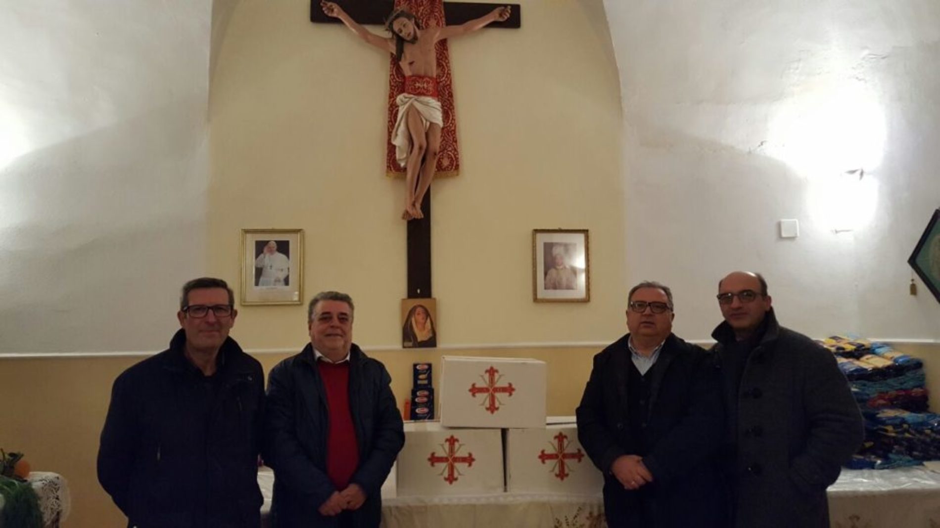 Donazione di alimenti e beni di prima necessità da parte dei cavalieri del Sacro Militare Ordine Costantiniano di San Giorgio