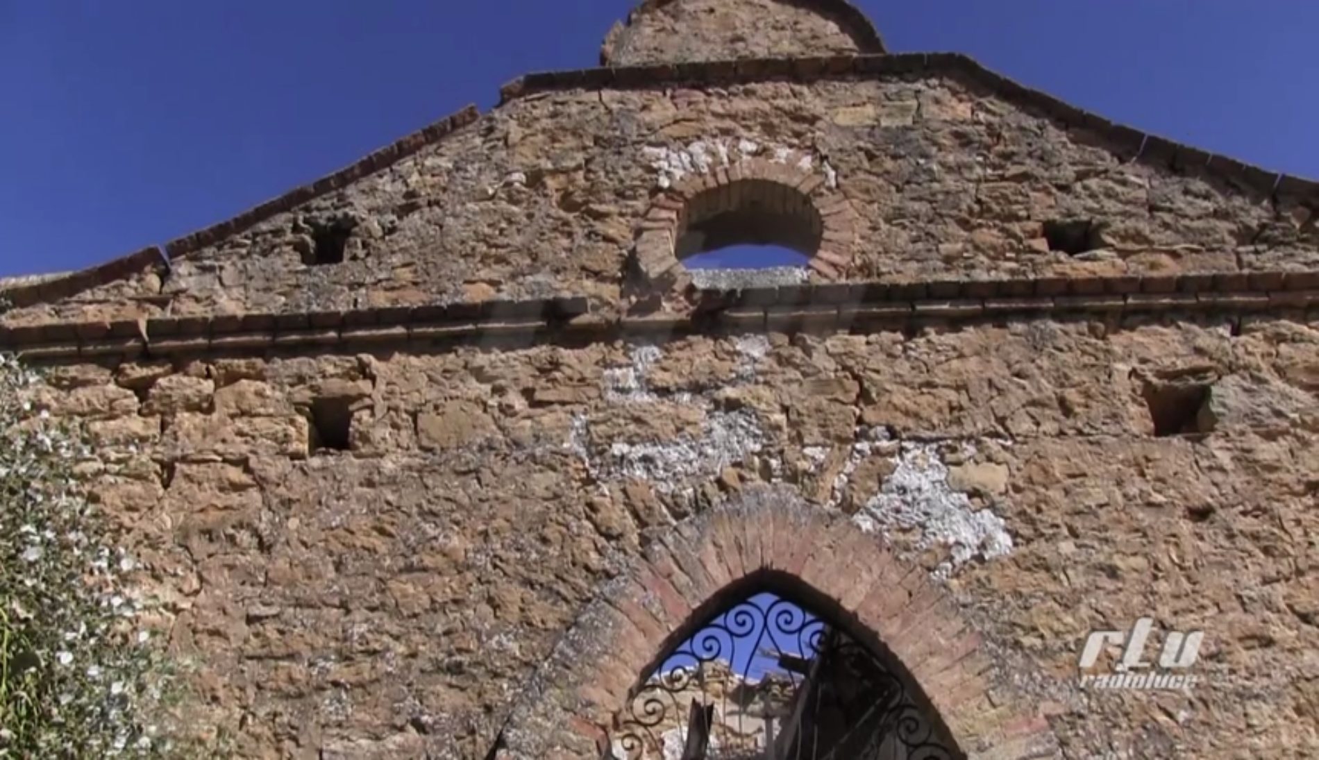 Video in esclusiva. Collocazione nuovi loculi ” oscurano”  il patrimonio storico artistico di una chiesetta