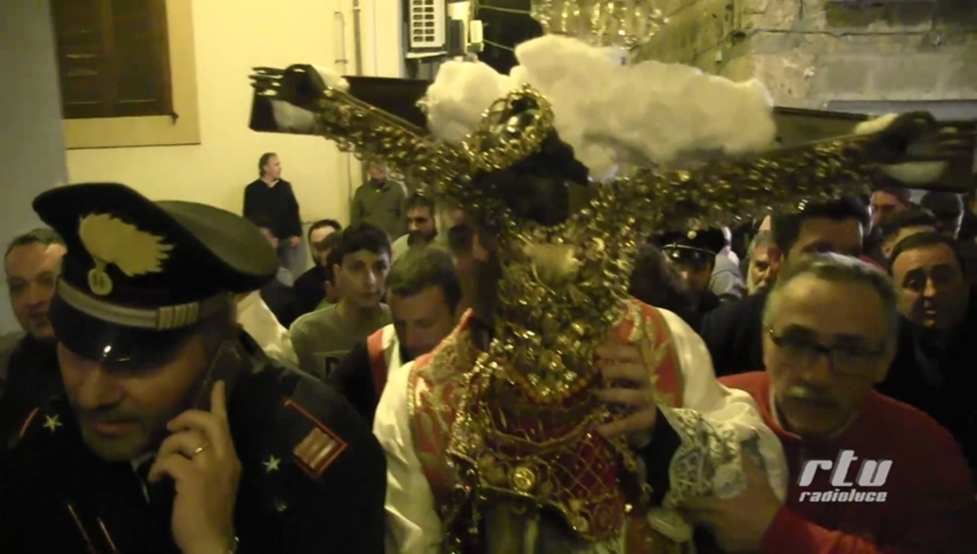 VIDEO – Il SS Crocifisso viene fissato sul trono e riparte la processione