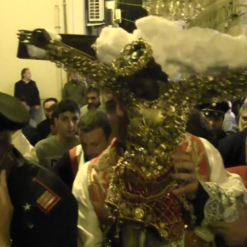 VIDEO – Il SS Crocifisso viene fissato sul trono e riparte la processione