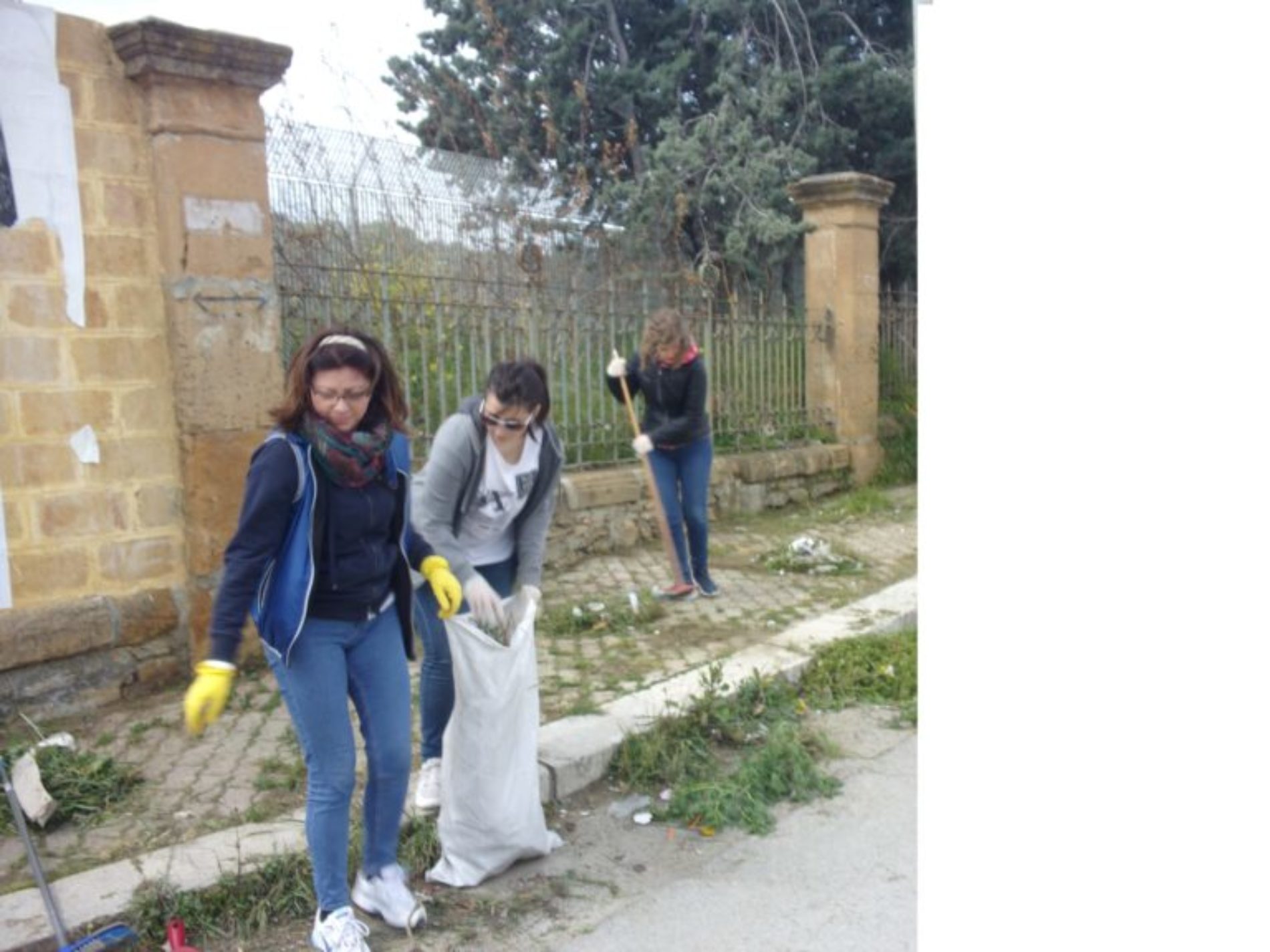 Pietraperzia. Amministratori comunali e attivisti del M5S impegnati a ripulire la cittadina con paletta e ramazza