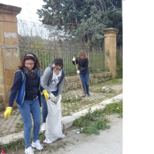 Pietraperzia. Amministratori comunali e attivisti del M5S impegnati a ripulire la cittadina con paletta e ramazza