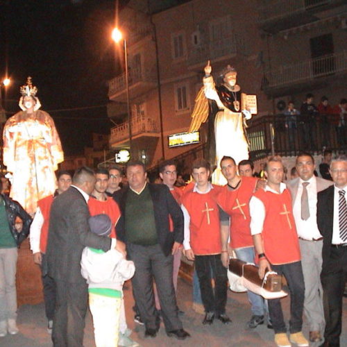 Domenica 30 aprile la festa di San Vincenzo: al termine della processione rose per tutte le donne.