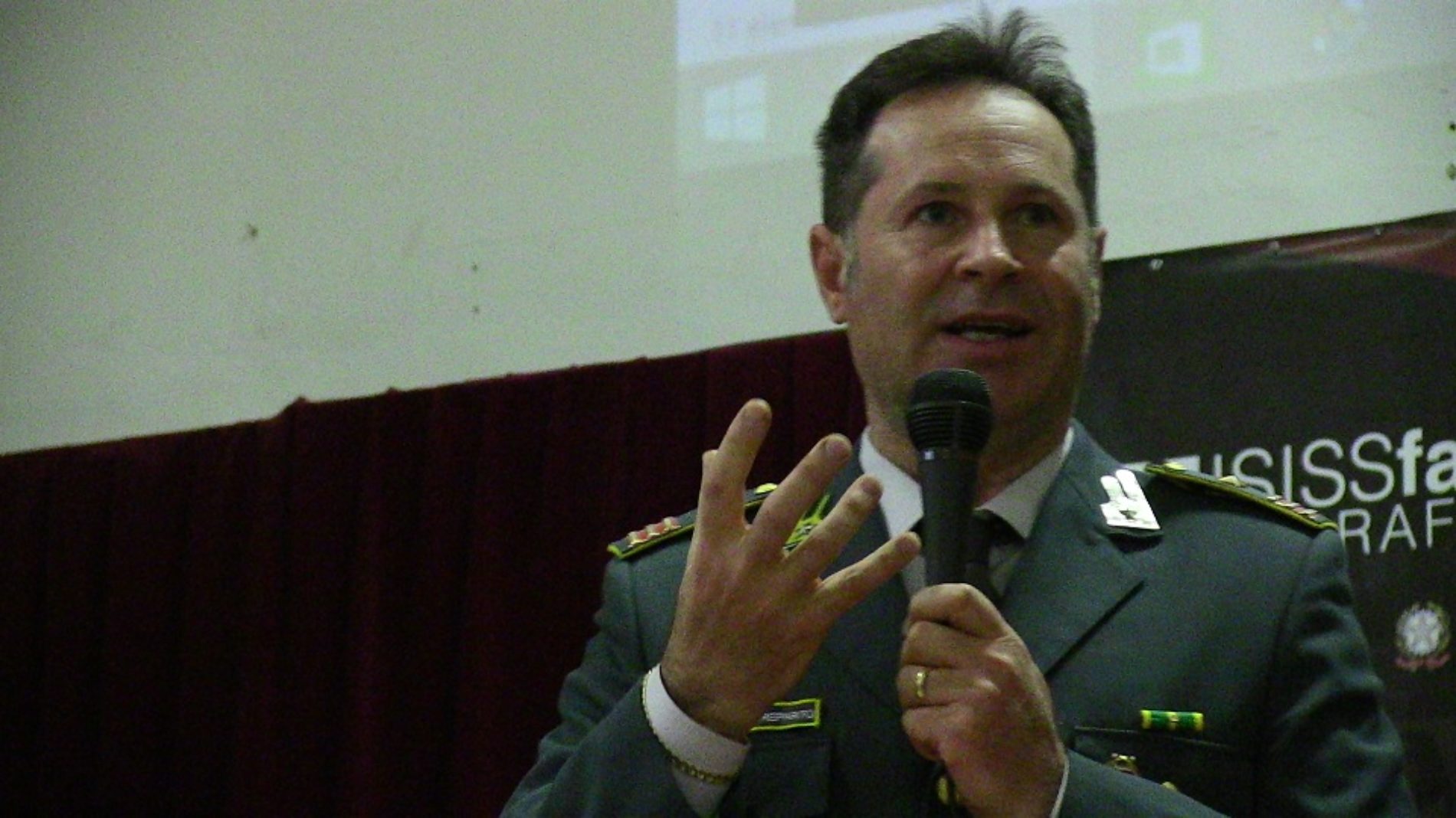 Video / La Guardia di Finanza incontra gli studenti del “Falcone” per parlare di legalità economica