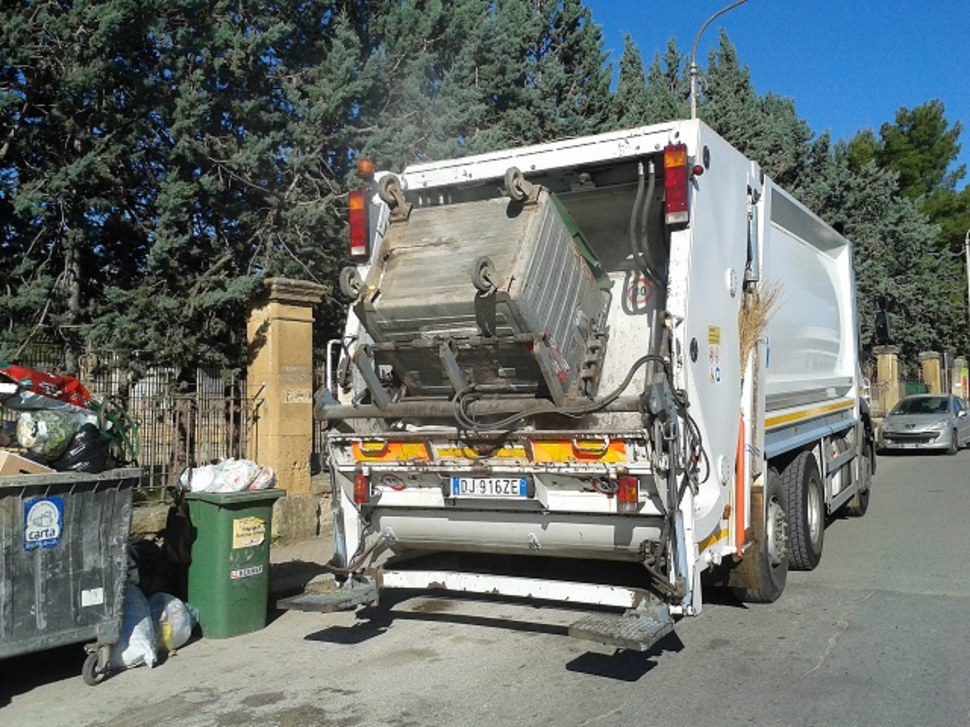 PIETRAPERZIA. Raccolta rifiuti solidi urbani. Il servizio, per altri quattro mesi, continua ad essere svolto dalla Ecolandia.