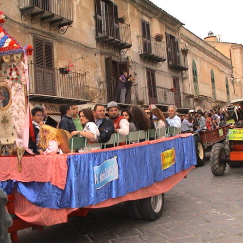 Nuovo gonfalone per l’associazione trattoristi “Maria Santissima della Cava”. Diramato il programma festeggiamenti per i Trattoristi