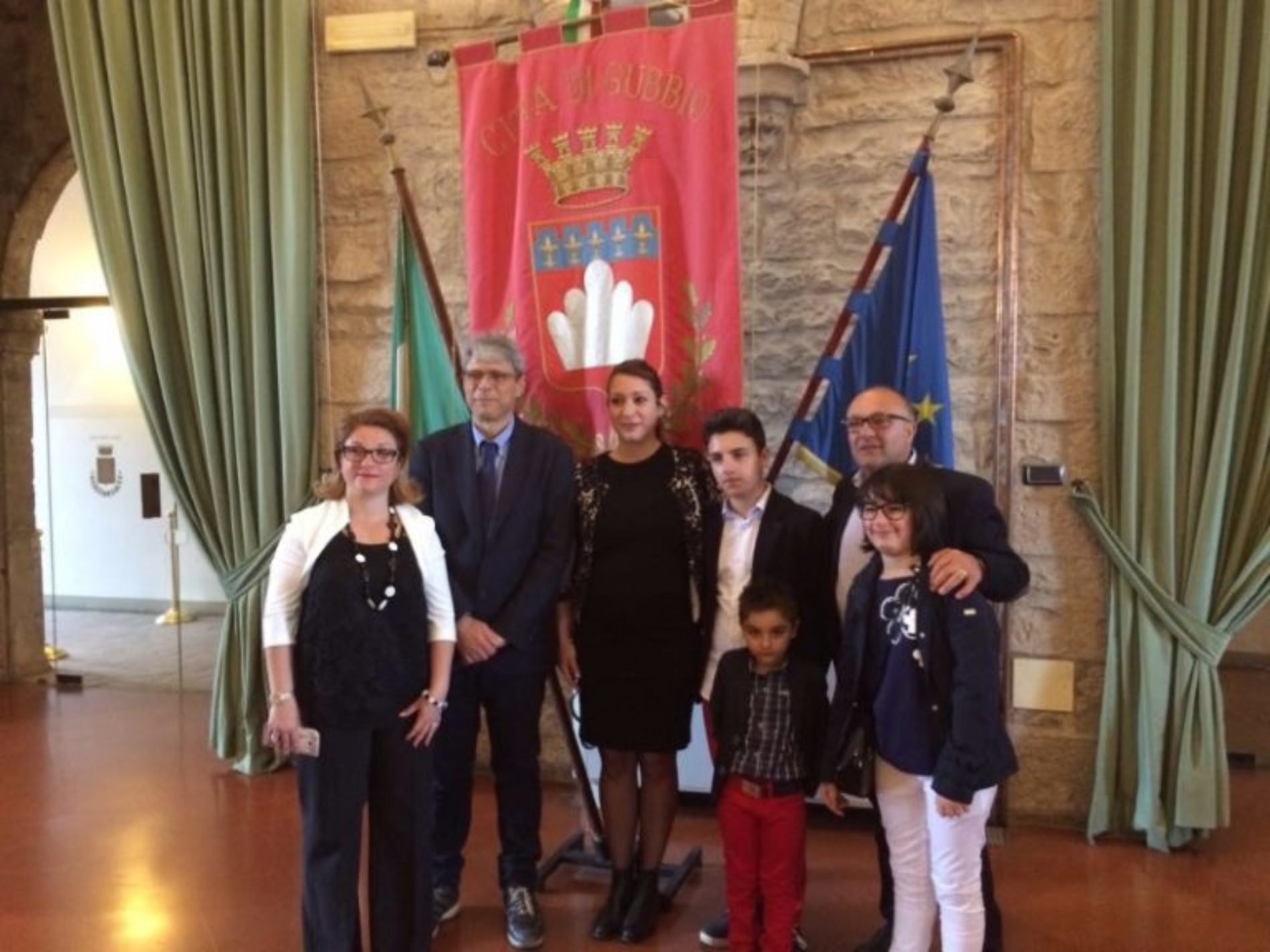Premiato a Gubbio Luigi Bonincontro alla presenza del sindaco Filippo Stirati dopo aver partecipato al concorso nazionale “Gubbio è Natale”