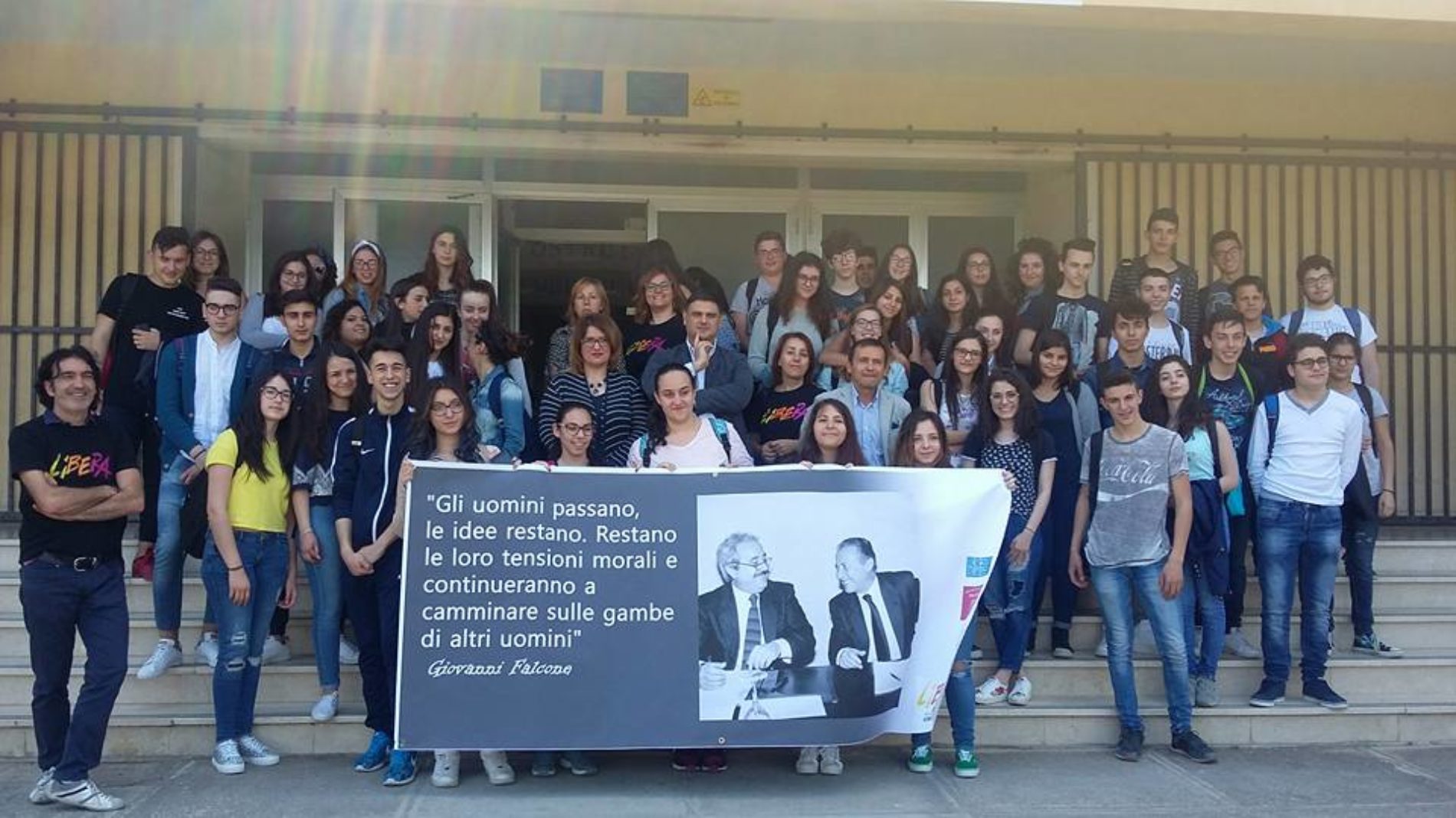 VIDEO/Gli studenti dell’istituto Falcone ricordano il 25 anniversario della morte del magistrato antimafia Giovanni Falcone