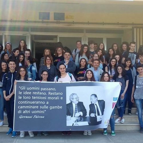 VIDEO/Gli studenti dell’istituto Falcone ricordano il 25 anniversario della morte del magistrato antimafia Giovanni Falcone