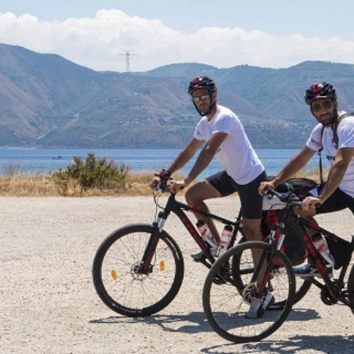 Tappa ennese per Ragonese e Crupi, due giovani messinesi che percorrono in bici la Sicilia raccontando sostenibilità ed eccellenze