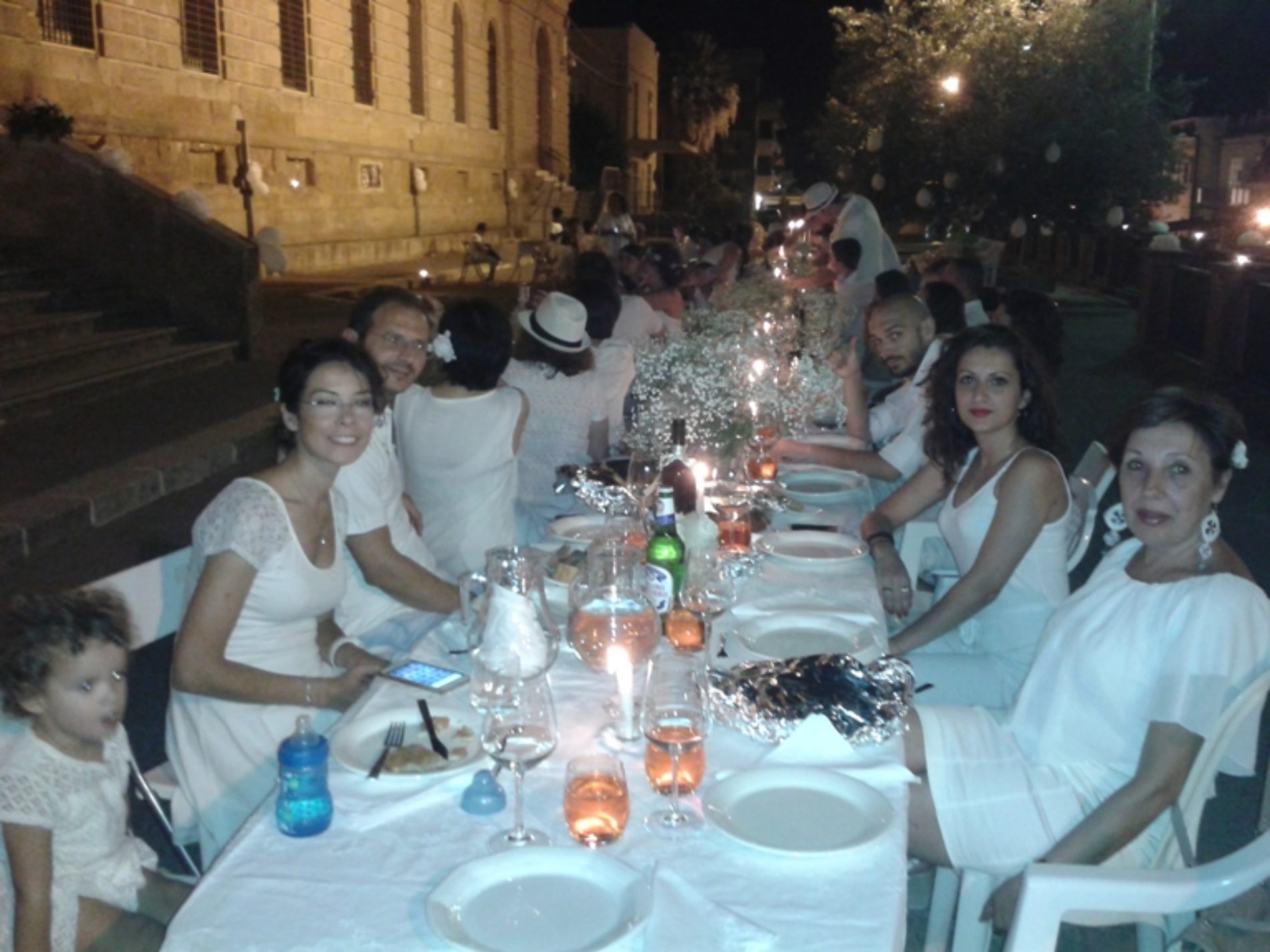 Pietraperzia. Oltre cento persone nella notte di San Lorenzo (10 agosto) alla “Cena in Bianco” prima edizione