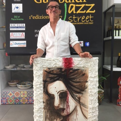 Piazza Armerina. Grande successo al “Garibaldi Jazz Street”: protagonista l’artista Miky Degni e la sua performance di “wine painting”