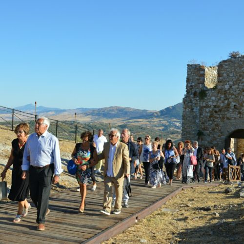 Strepitoso successo di pubblico, Cefalà Diana invasa dagli artisti e dai turisti