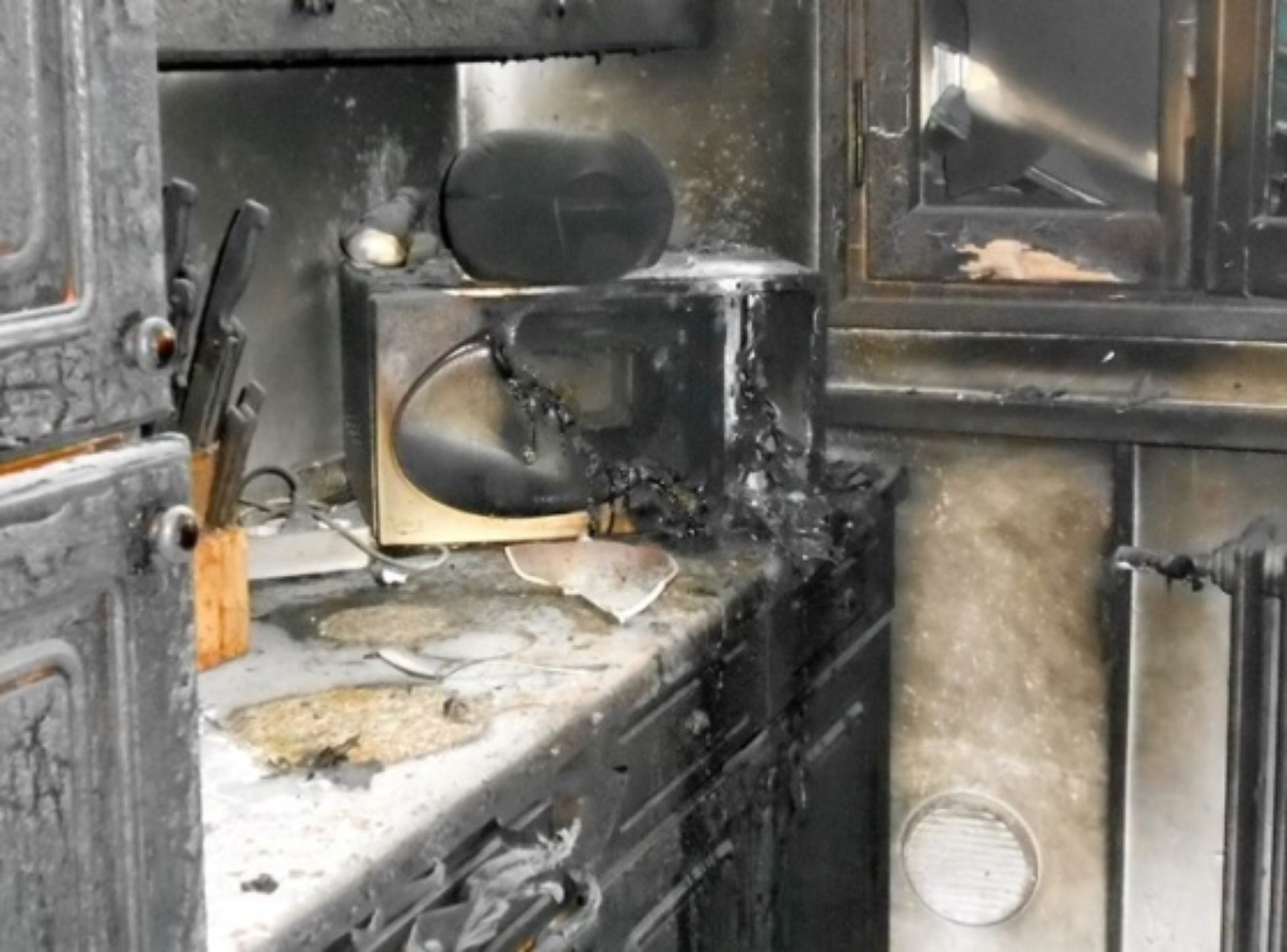 Forno a microonde in fiamme in un’abitazione privata di via Aurora