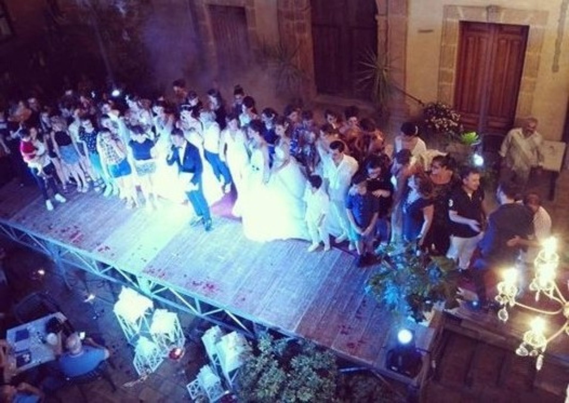 Giovani locali sfilano in piazza Tenente Ligotti con abiti da sposa, cerimonia e gioielli