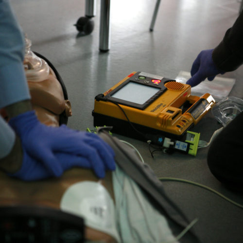 Donato defibrillatore dai cavalieri dell’Ordine Costantiniano San Giorgio al comune