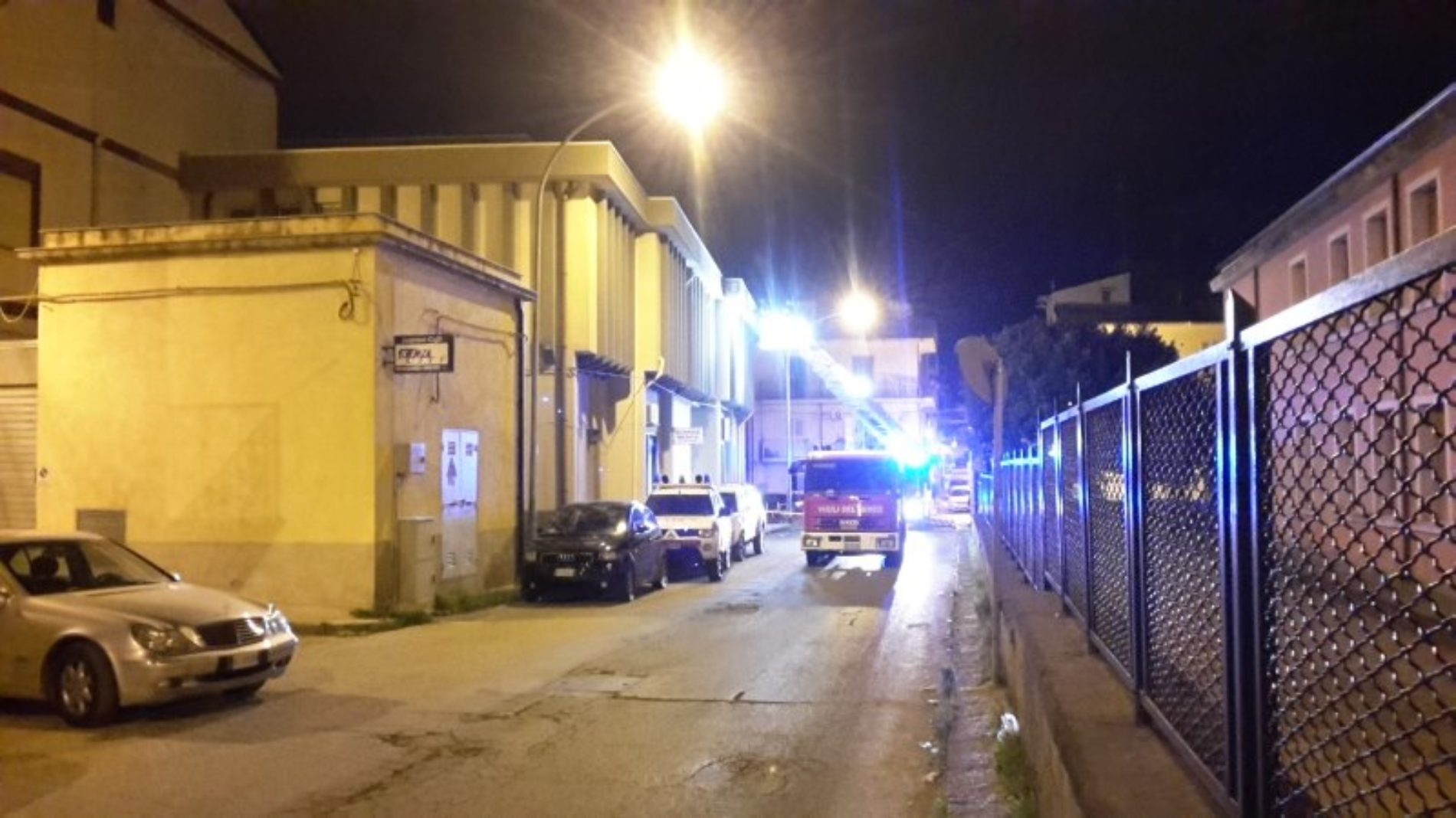 Barrafranca – Cornicione pericolante al poliambulatorio, intervento dei Vigili del Fuoco