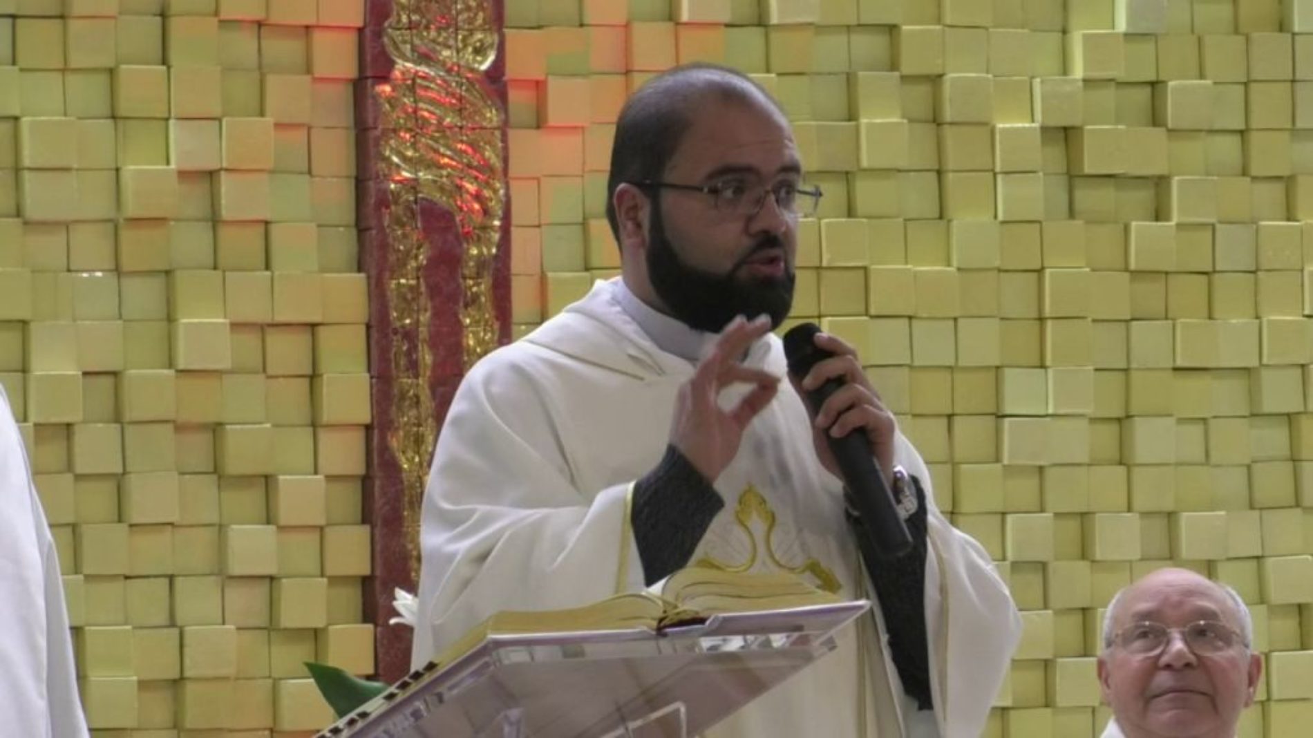 Barrafranca – Don Daniele Neschisi è il nuovo parroco della Santa Famiglia di Nazareth