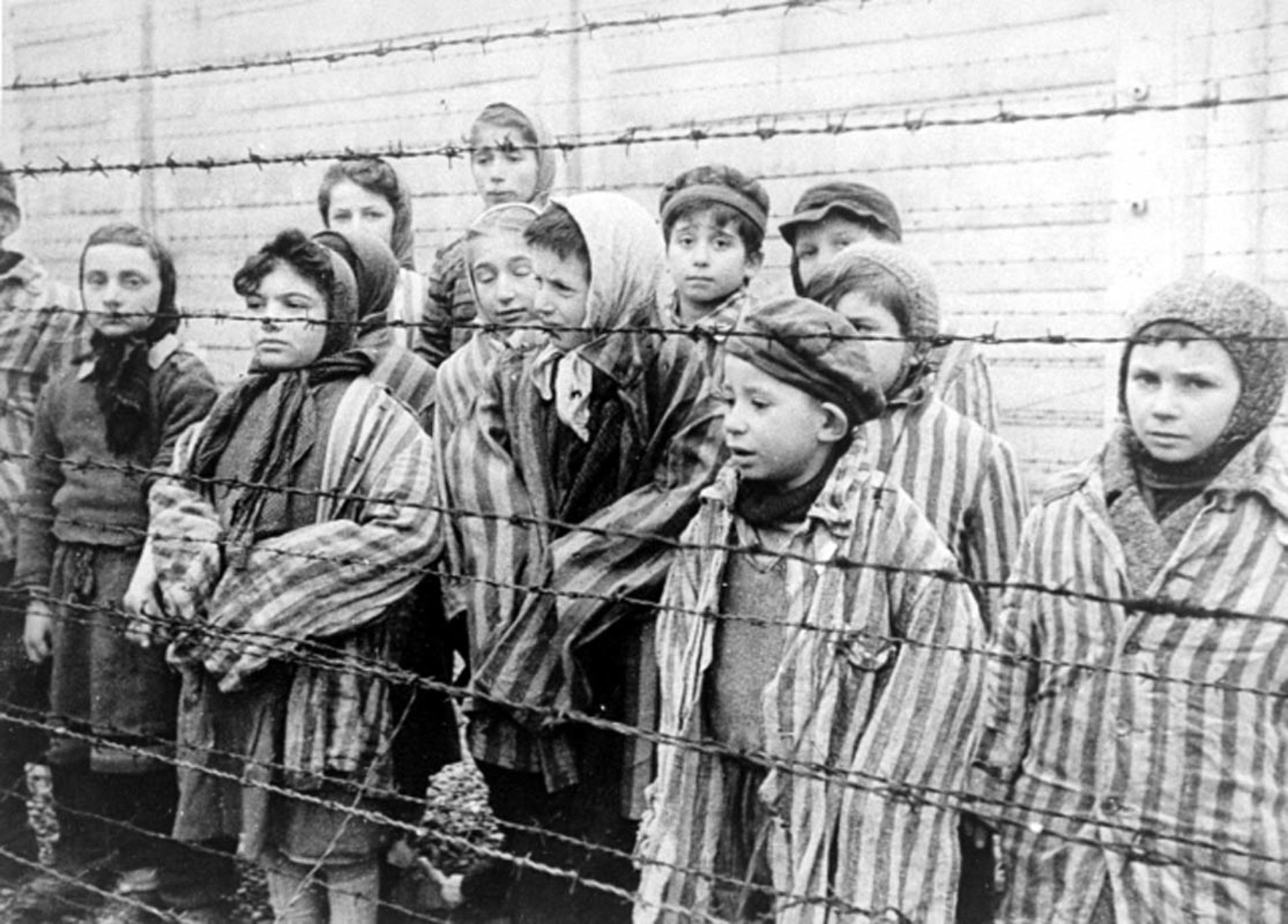 Un toccante reportage fotografico di Deborah Cartisano su Auschwitz, in mostra sino al 30 gennaio a Catania