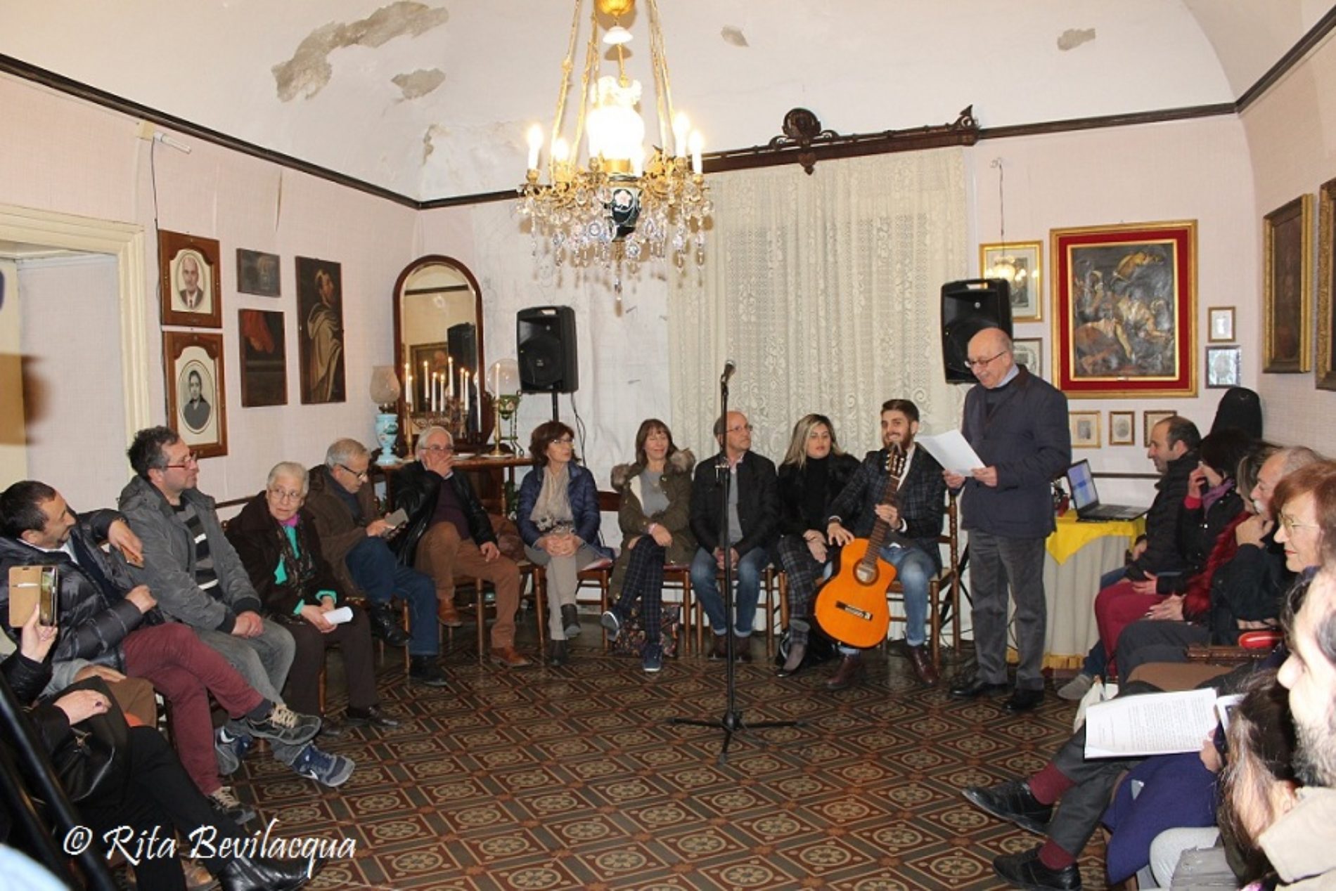 Il Salotto artistico- letterario “Civico 49” ospita il cantautore nisseno Luigi Salvaggio