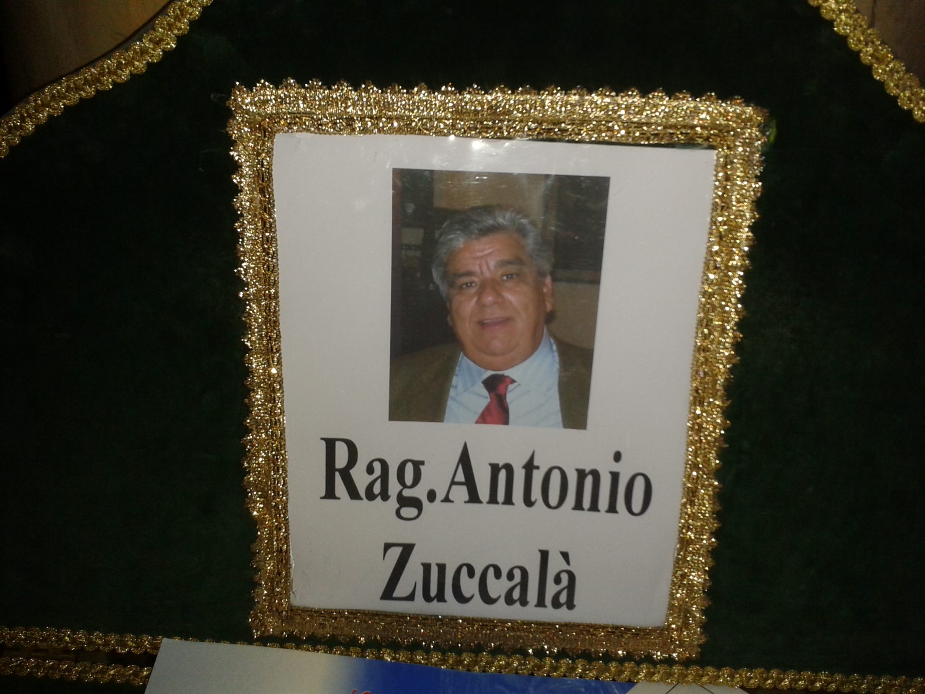 Barrafranca. Una chiesa Madre stracolma di persone dà l’ultimo saluto ad Antonio Zuccalà