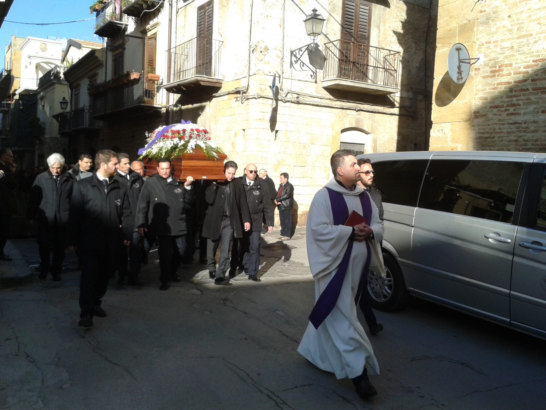 Barrafranca. Una chiesa Madre stracolma di persone dà l’ultimo saluto ad Antonio Zuccalà