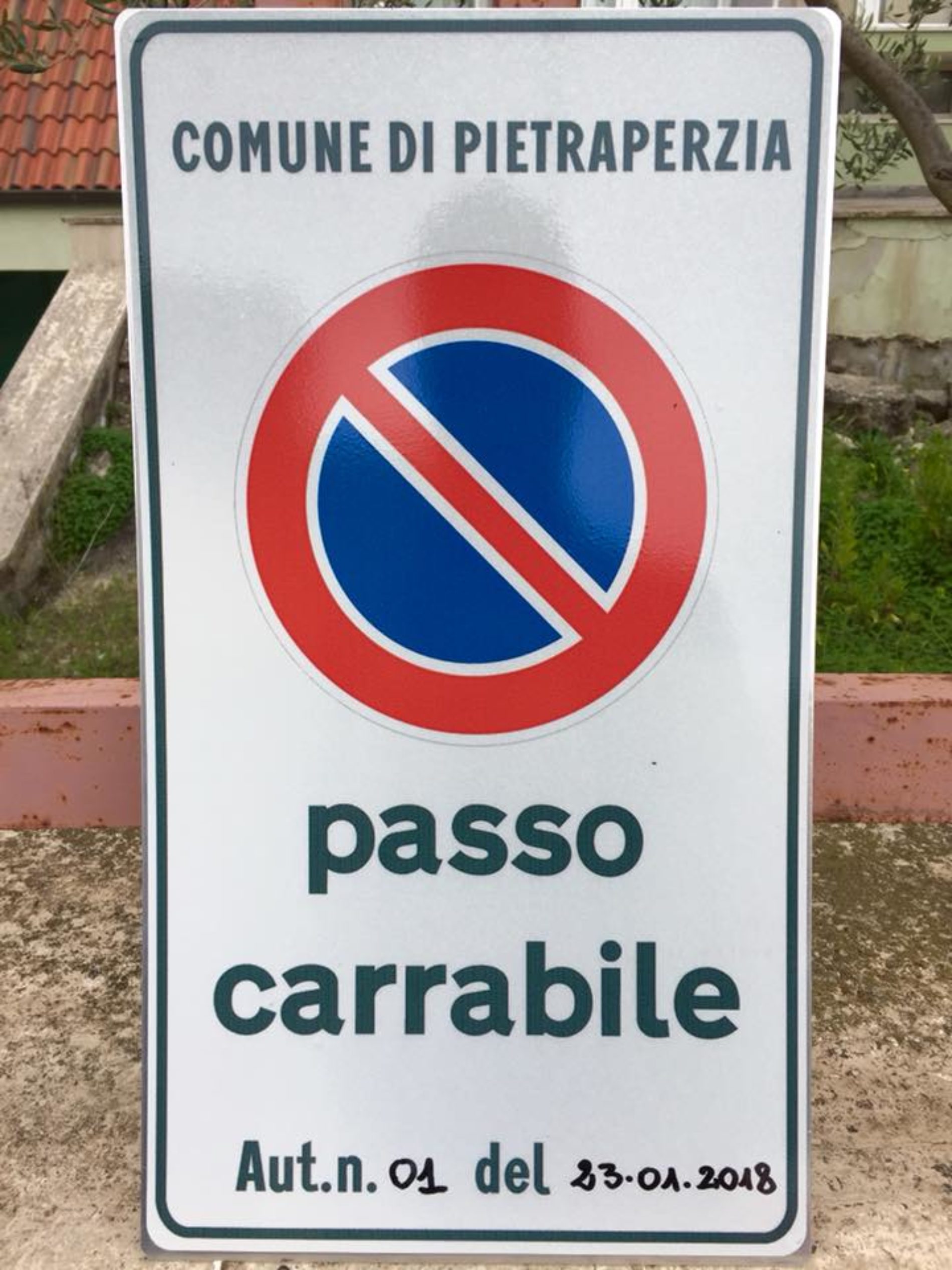 Pietraperzia. Consegnato dal Comune il primo cartello di passo carrabile