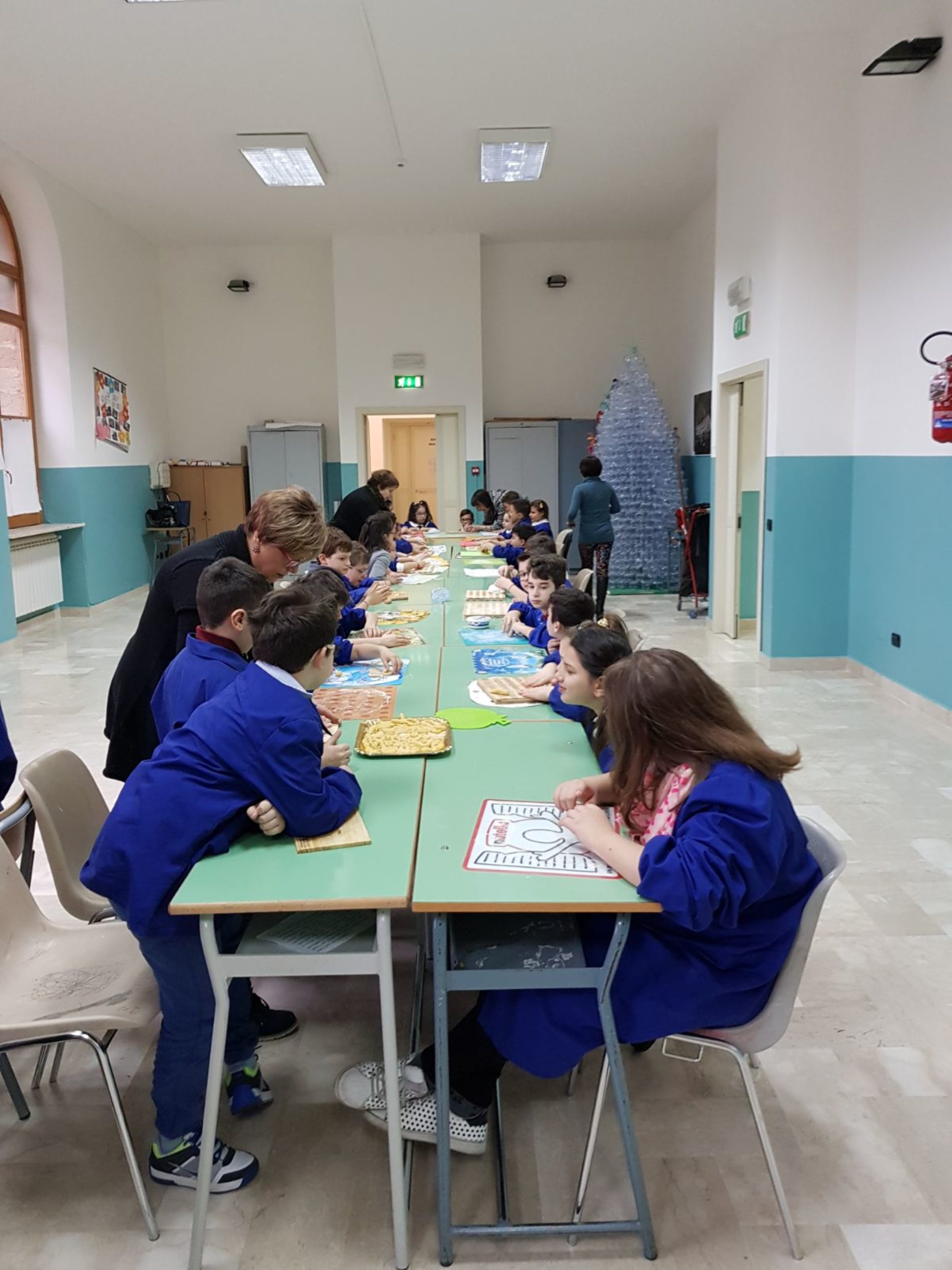 Pietraperzia. Alunni e docenti nel progetto di San Biagio. Tutti insieme a preparare “Li cuddireddi di San Vilasi”