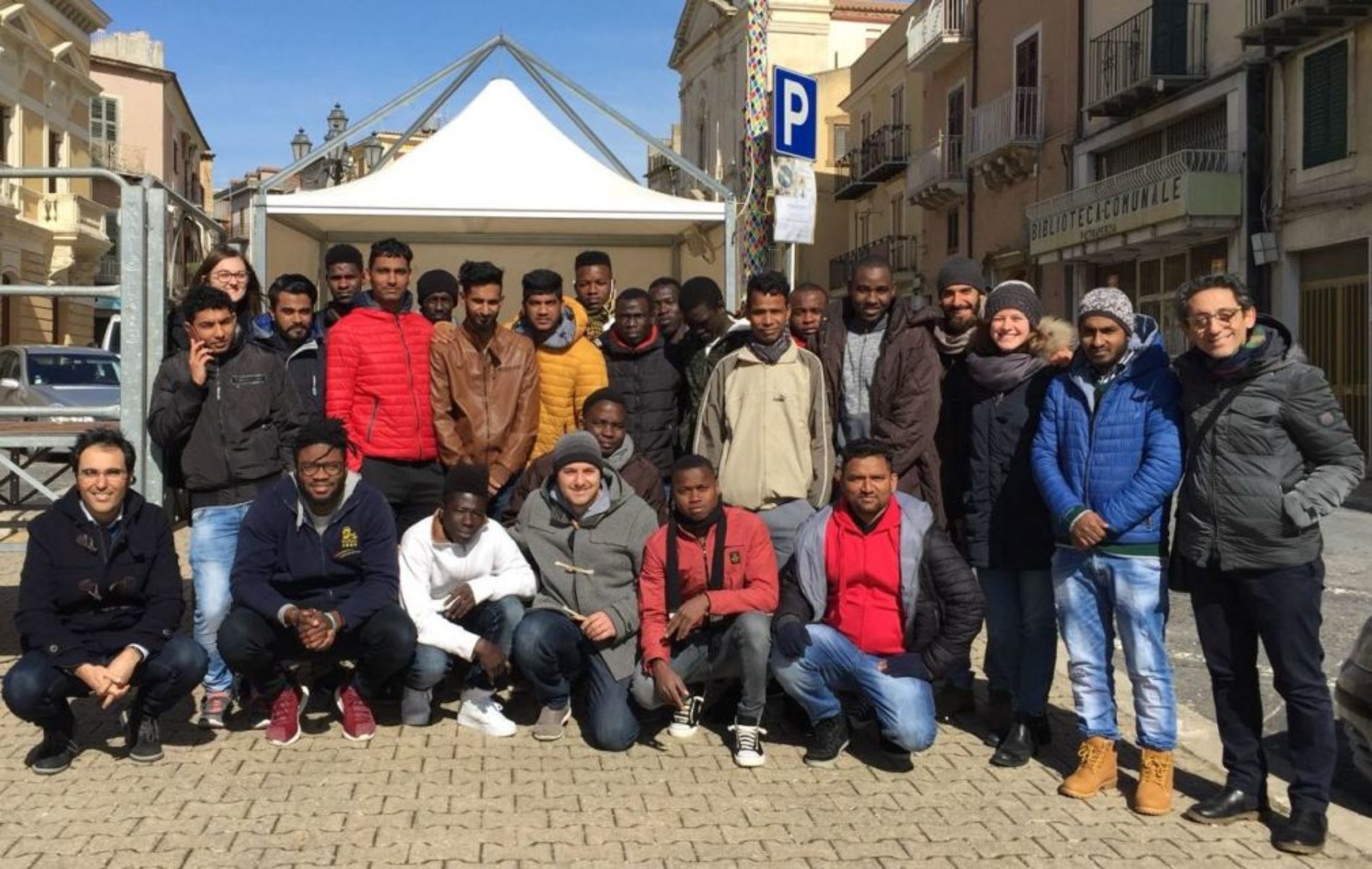 Pietraperzia – I giovani extracomunitari visitano il paese accompagnati dal sindaco