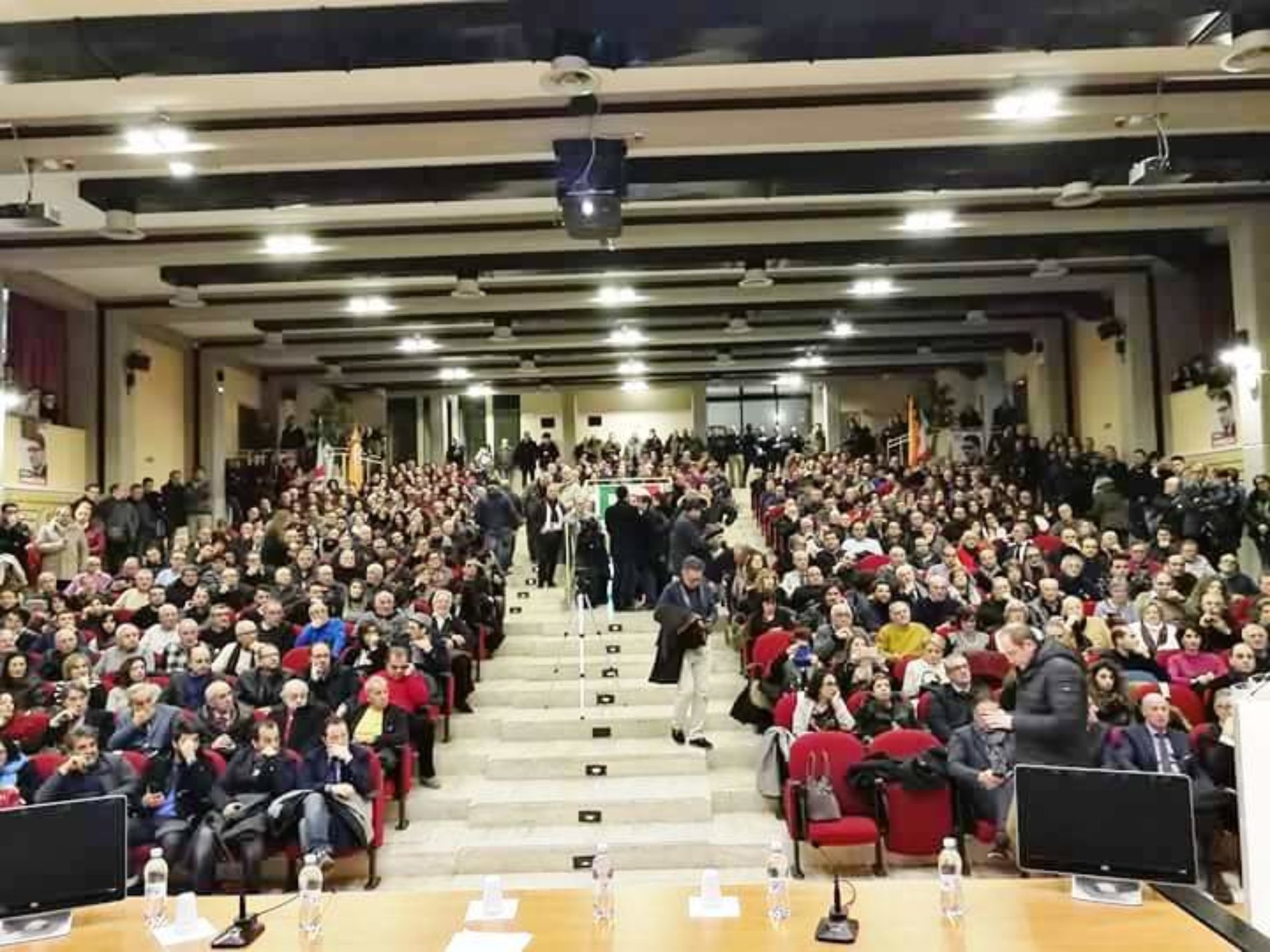 Enna -Audiutorium gremito e standing ovation all’apertura della campagna elettorale di Fabio Venezia