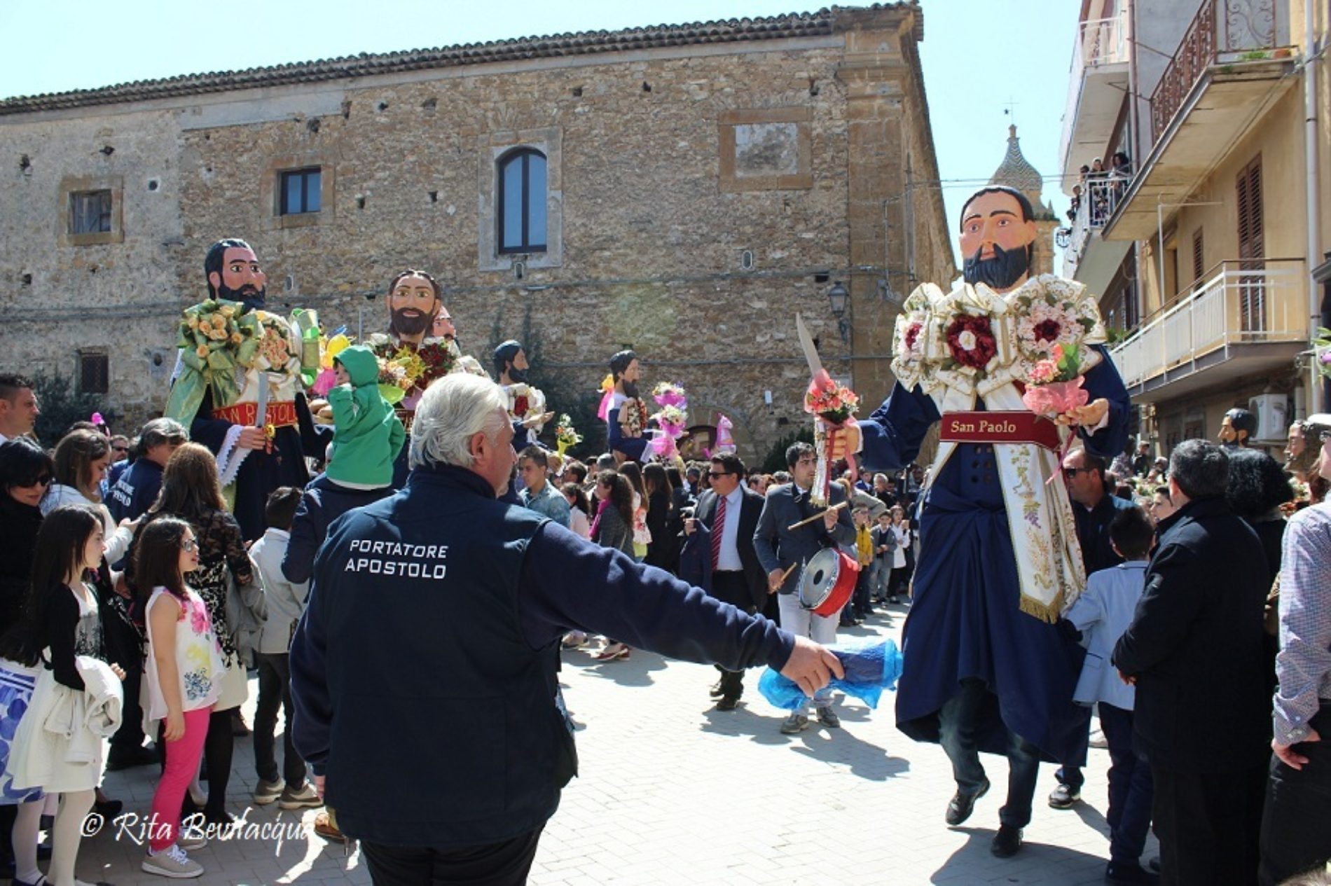 Cercasi VOLONTARI per portare gli “Apustuli” nel giorno di Pasqua.