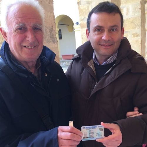 Barrafranca. La prima “Tessera elettronica” ad un ex impiegato comunale