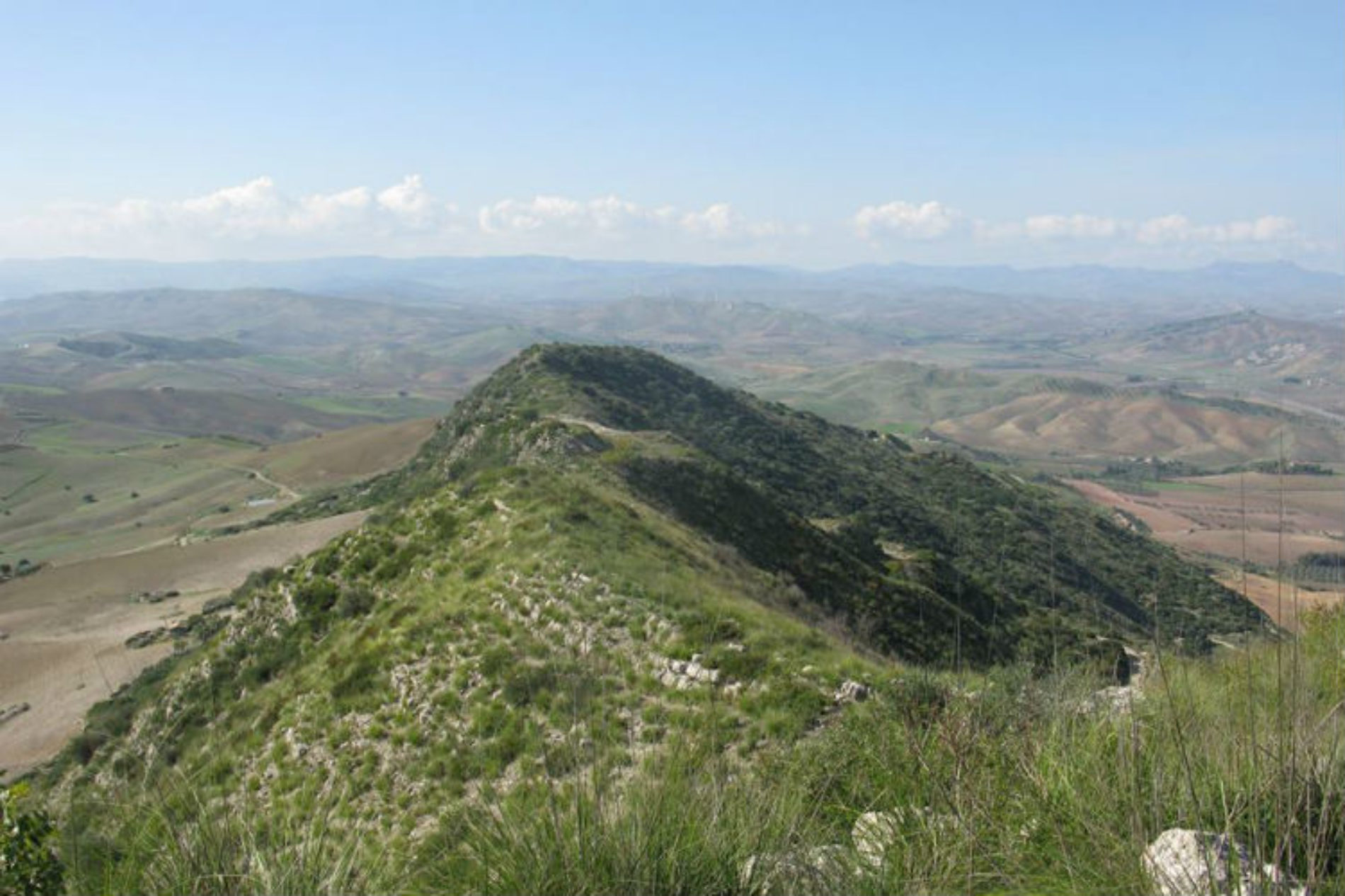 SiciliAntica su monte Scalpello: “Le strutture murarie non possono essere “strappate” dal loro contesto”