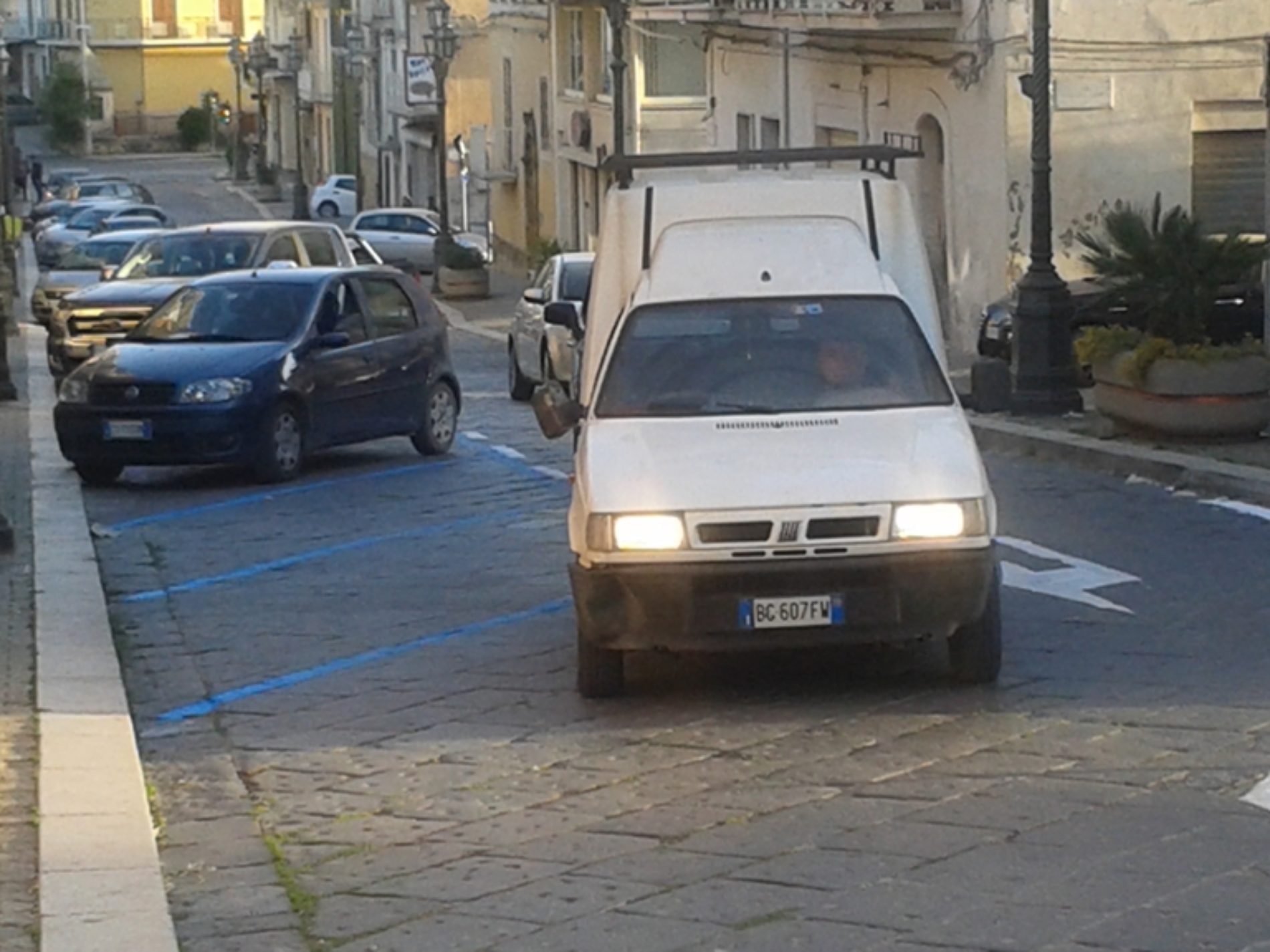 Pietraperzia. Sono arrivate, in paese, le strisce blu. Rivoluzione nel piano traffico