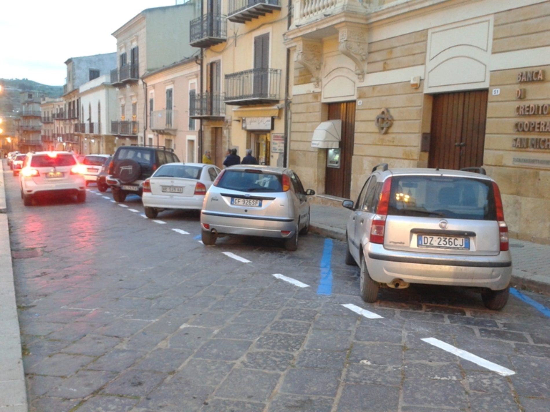 Pietraperzia. Sono arrivate, in paese, le strisce blu. Rivoluzione nel piano traffico