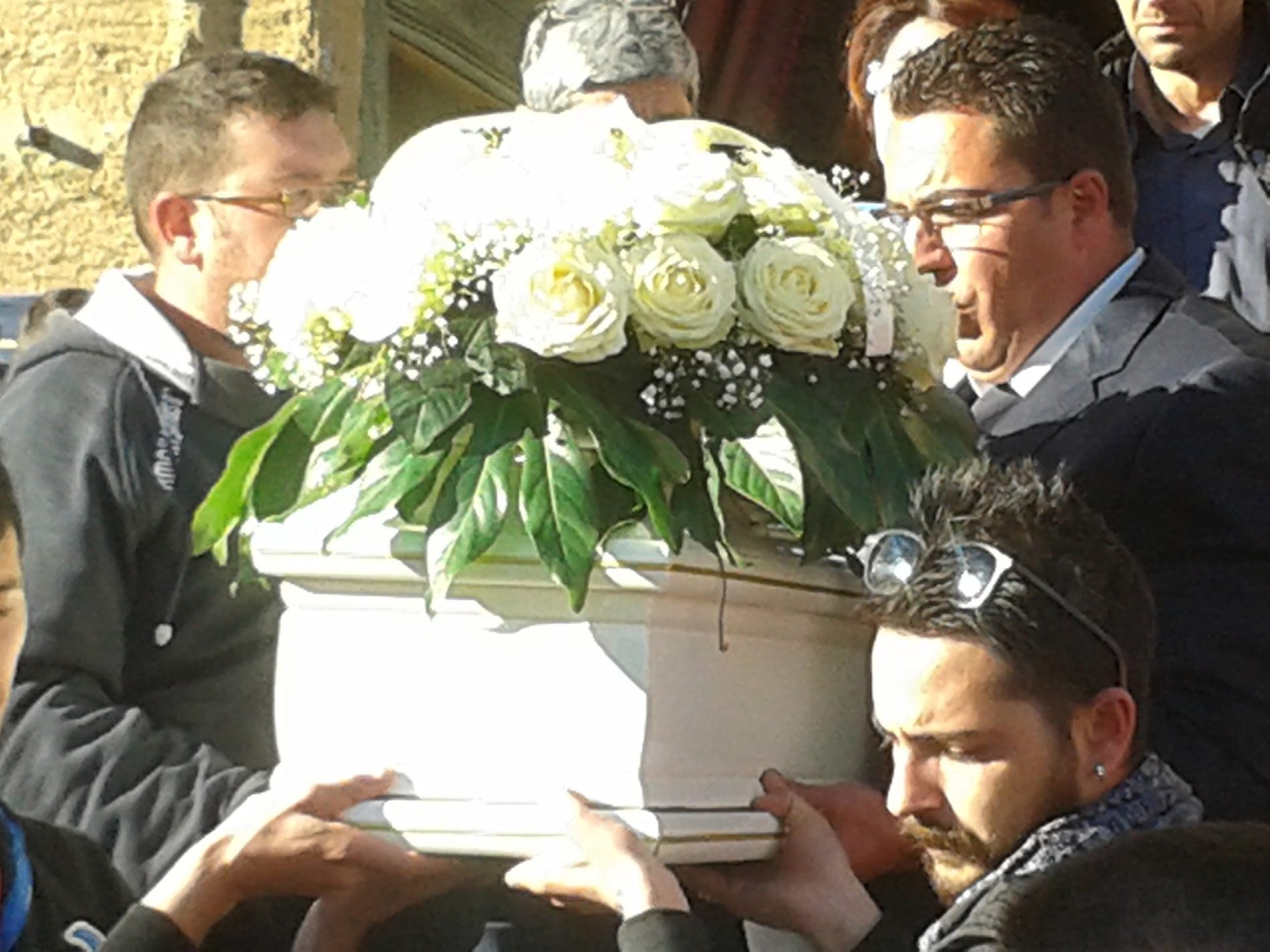 Pietraperzia. Chiesa Madre stracolma e palloncini bianchi per l’ultimo saluto al piccolo Salvatore Termine