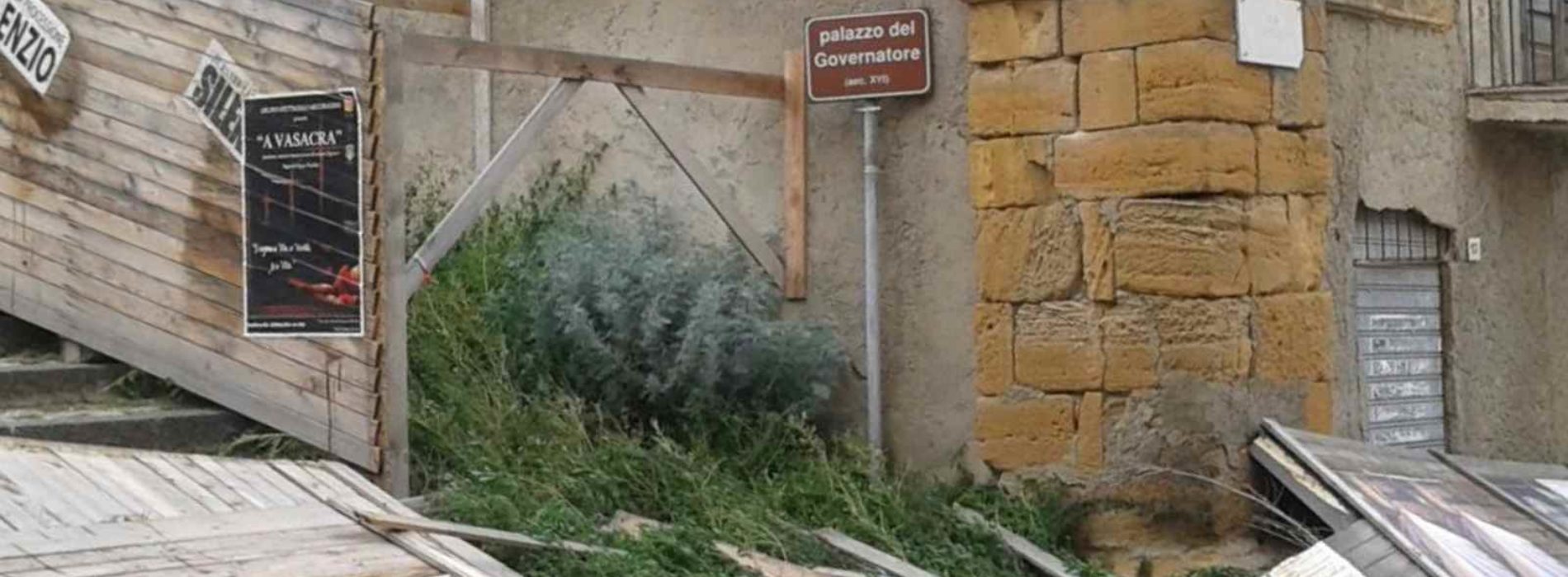 PIETRAPERZIA. Numerosi danni per il vento. Un pino si è schiantato su una panchina della villa comunale “Parco della Rimembranza” di viale Marconi
