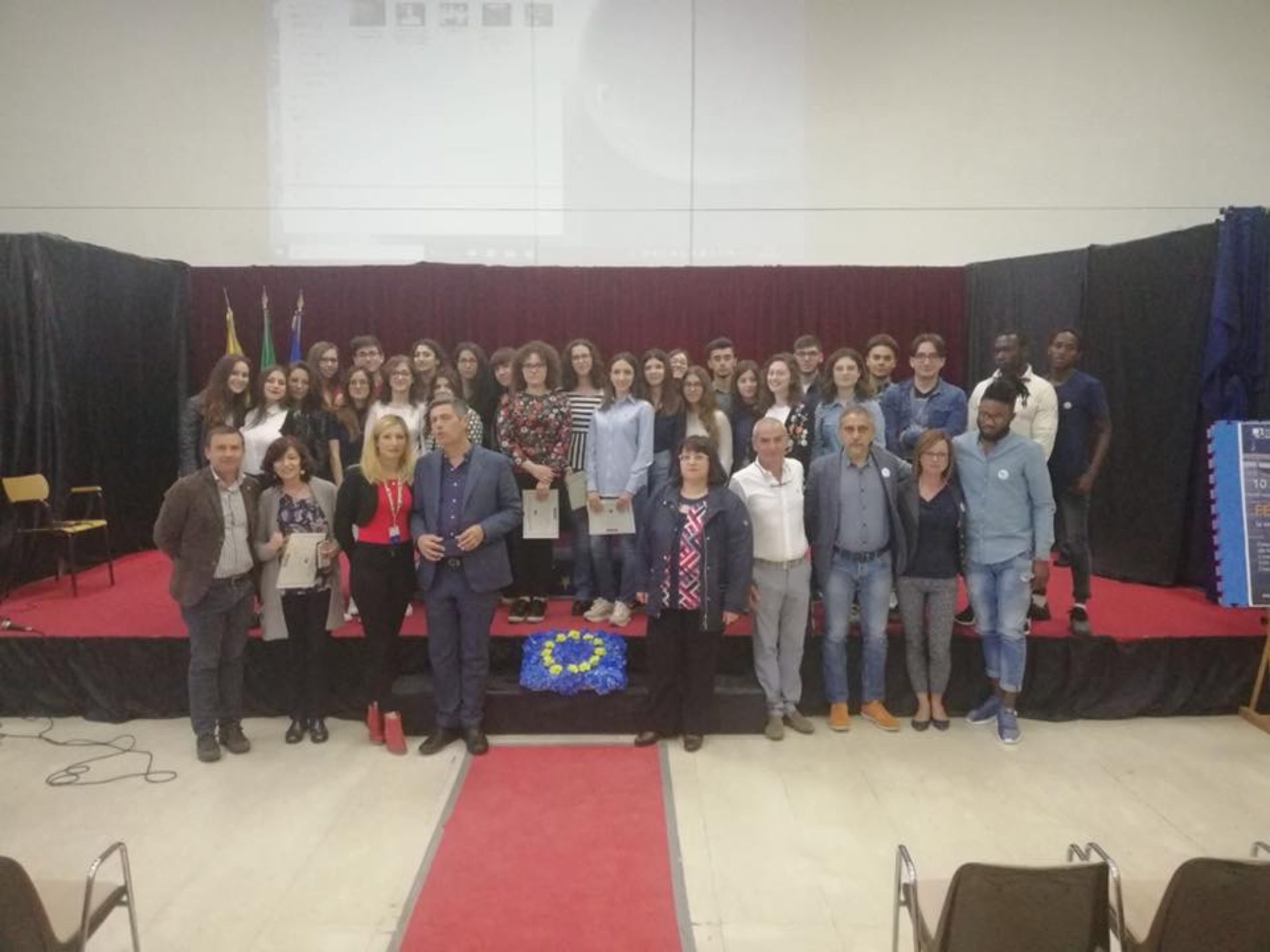 Gli studenti del liceo “Falcone” celebrano la “Festa dell’ Europa”