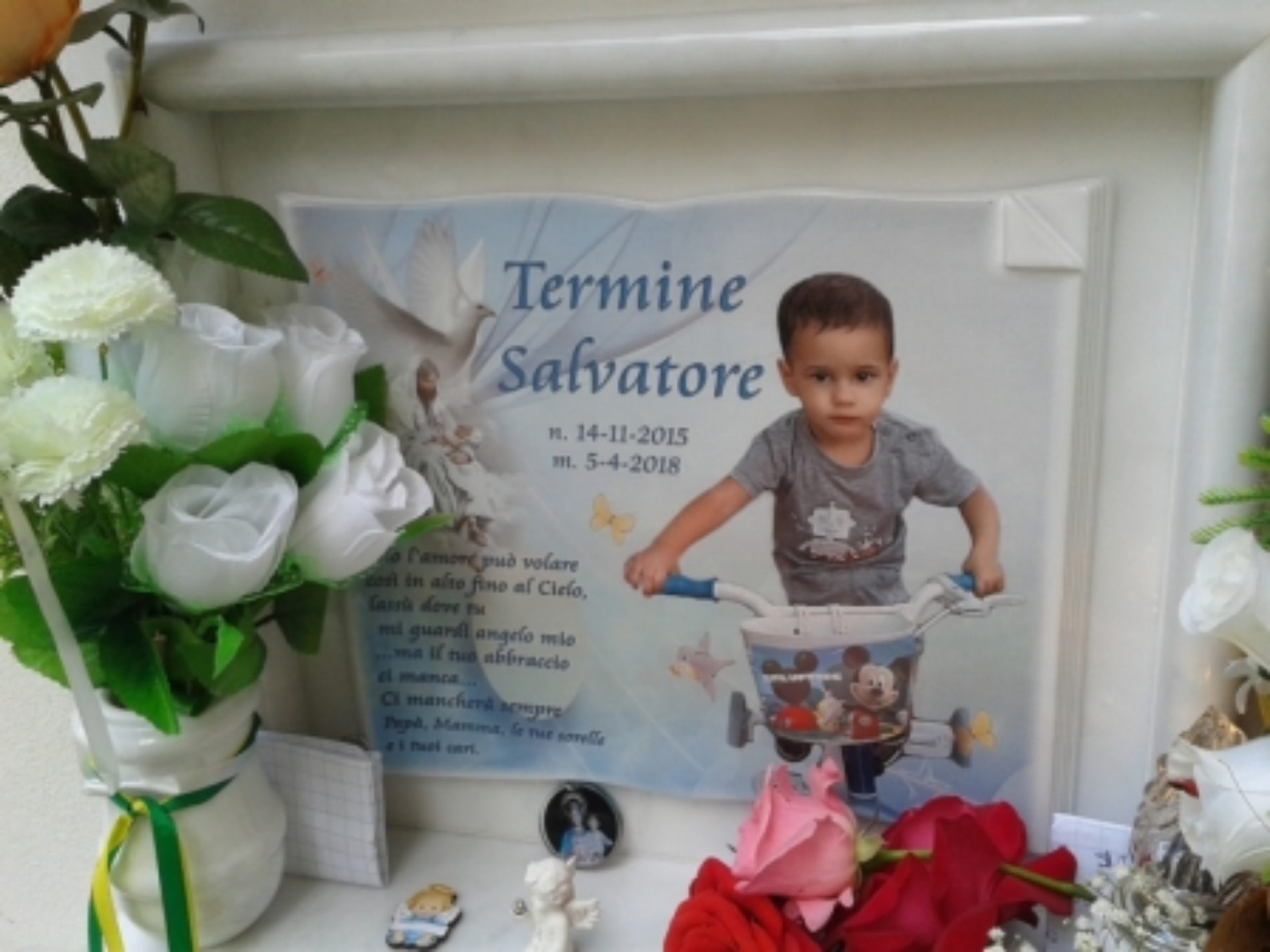 PIETRAPERZIA. Preghiere, palloncini bianchi  e una canzone davanti alla tomba del piccolo Salvatore Termine.