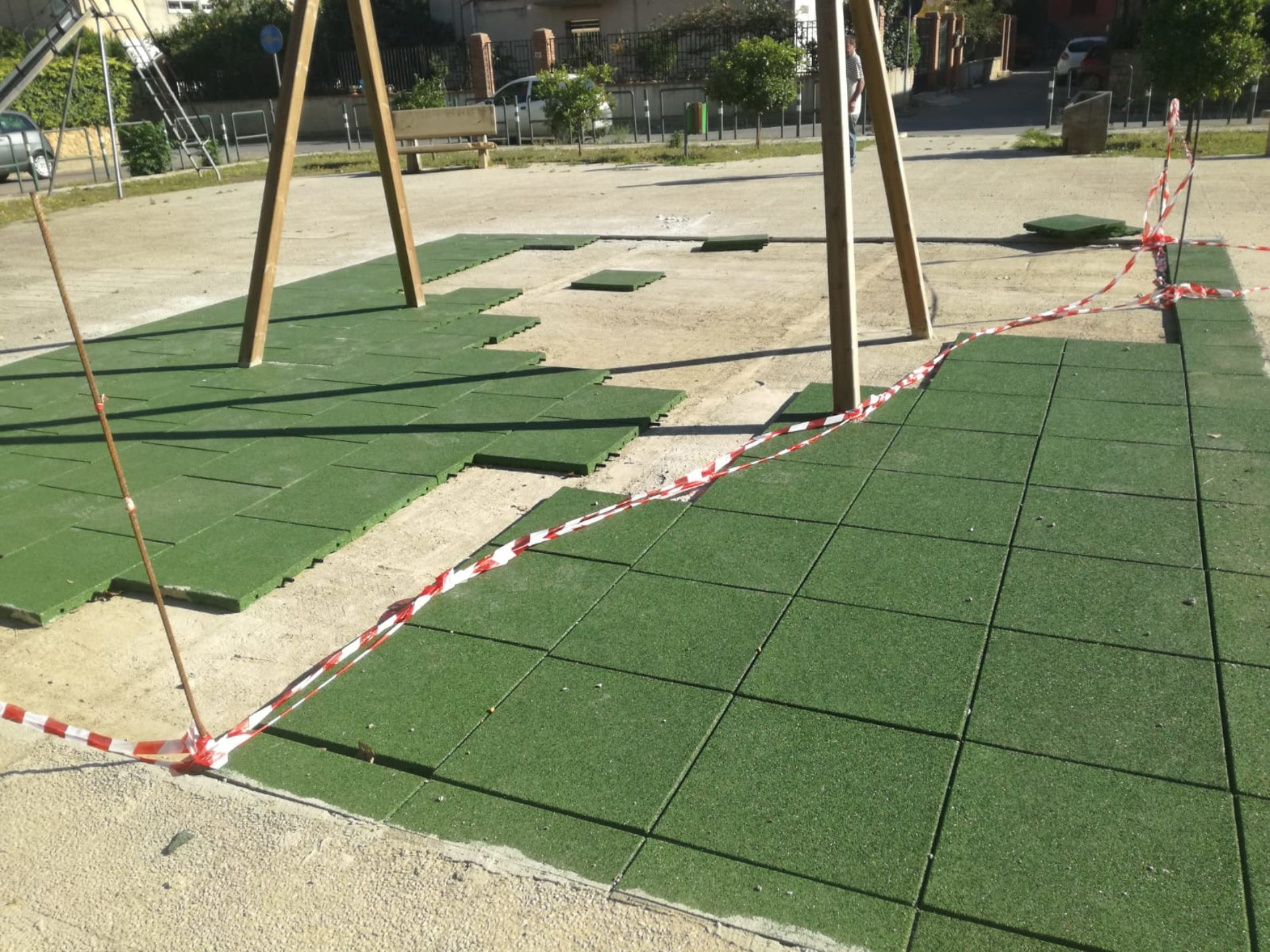 BARRAFRANCA. Furti seriali in piazza Sandro Pertini. Rubati tappetini antinfortunistica. Furti e danni anche alla villa comunale.