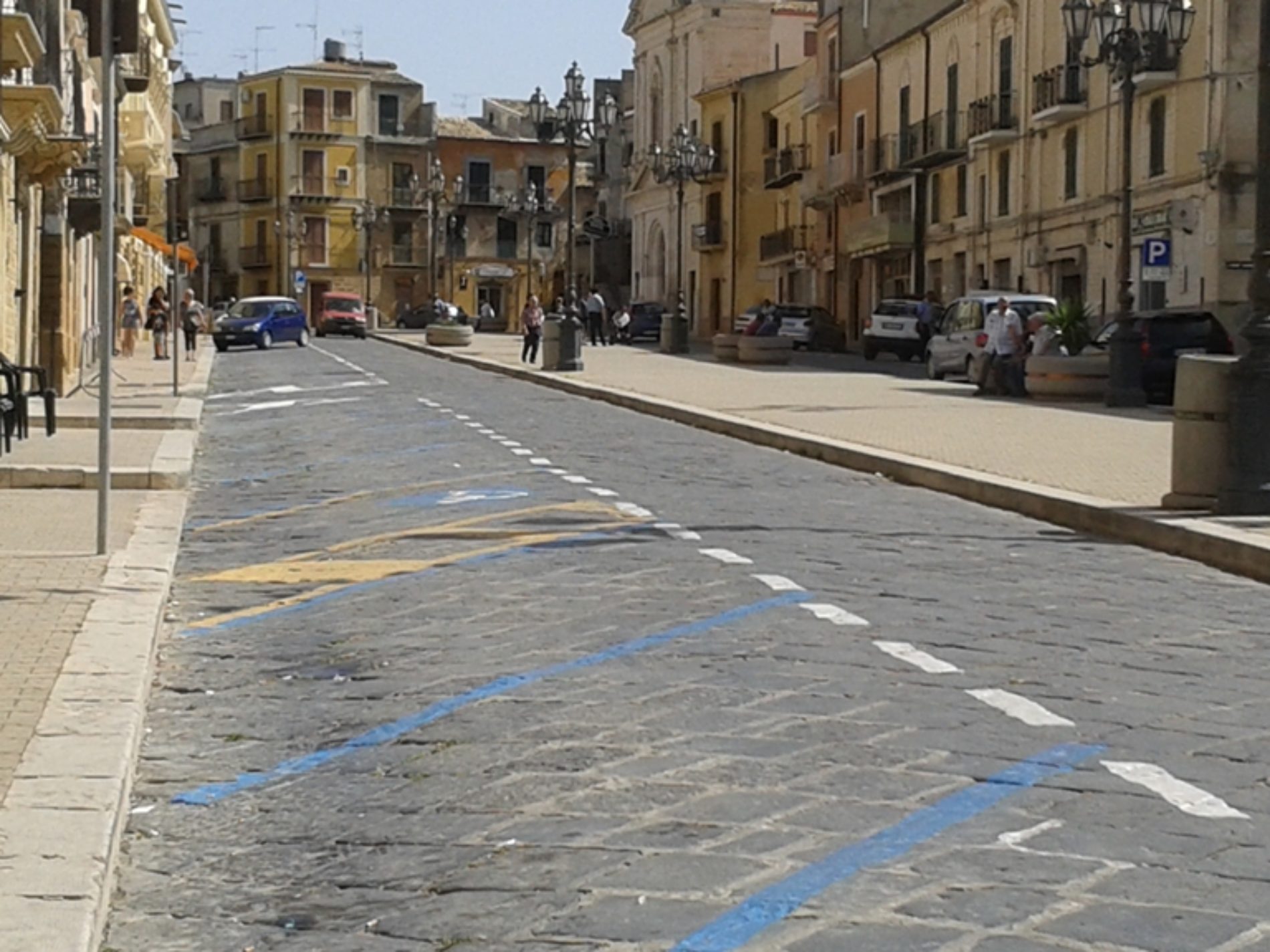 Pietraperzia. Primo giorno strisce blu a pagamento. Piazza Vittorio Emanuele semideserta di auto e moto