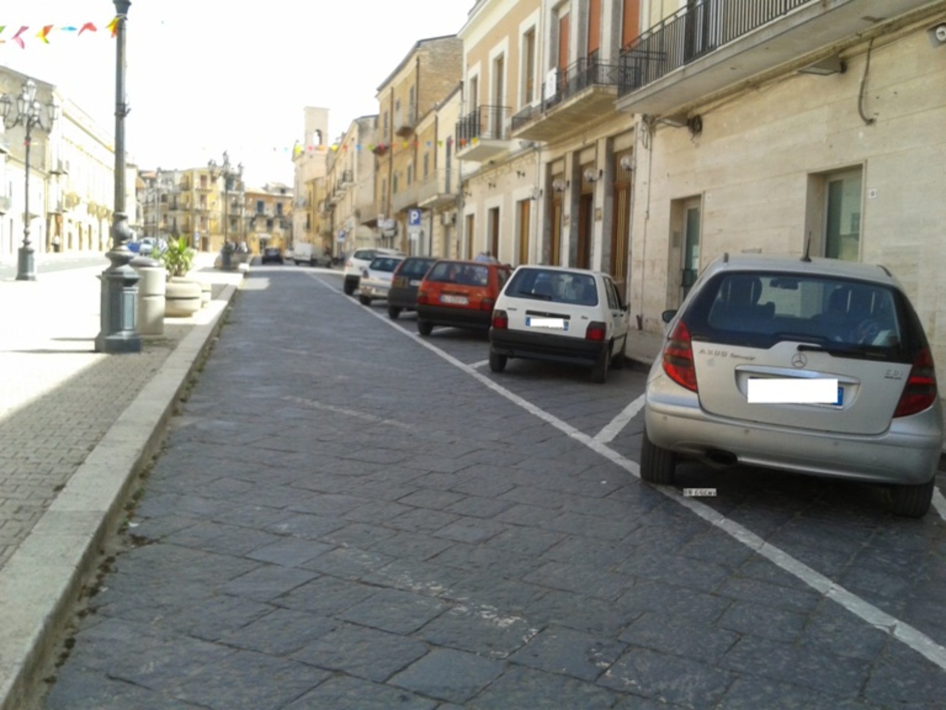 Pietraperzia. Primo giorno strisce blu a pagamento. Piazza Vittorio Emanuele semideserta di auto e moto