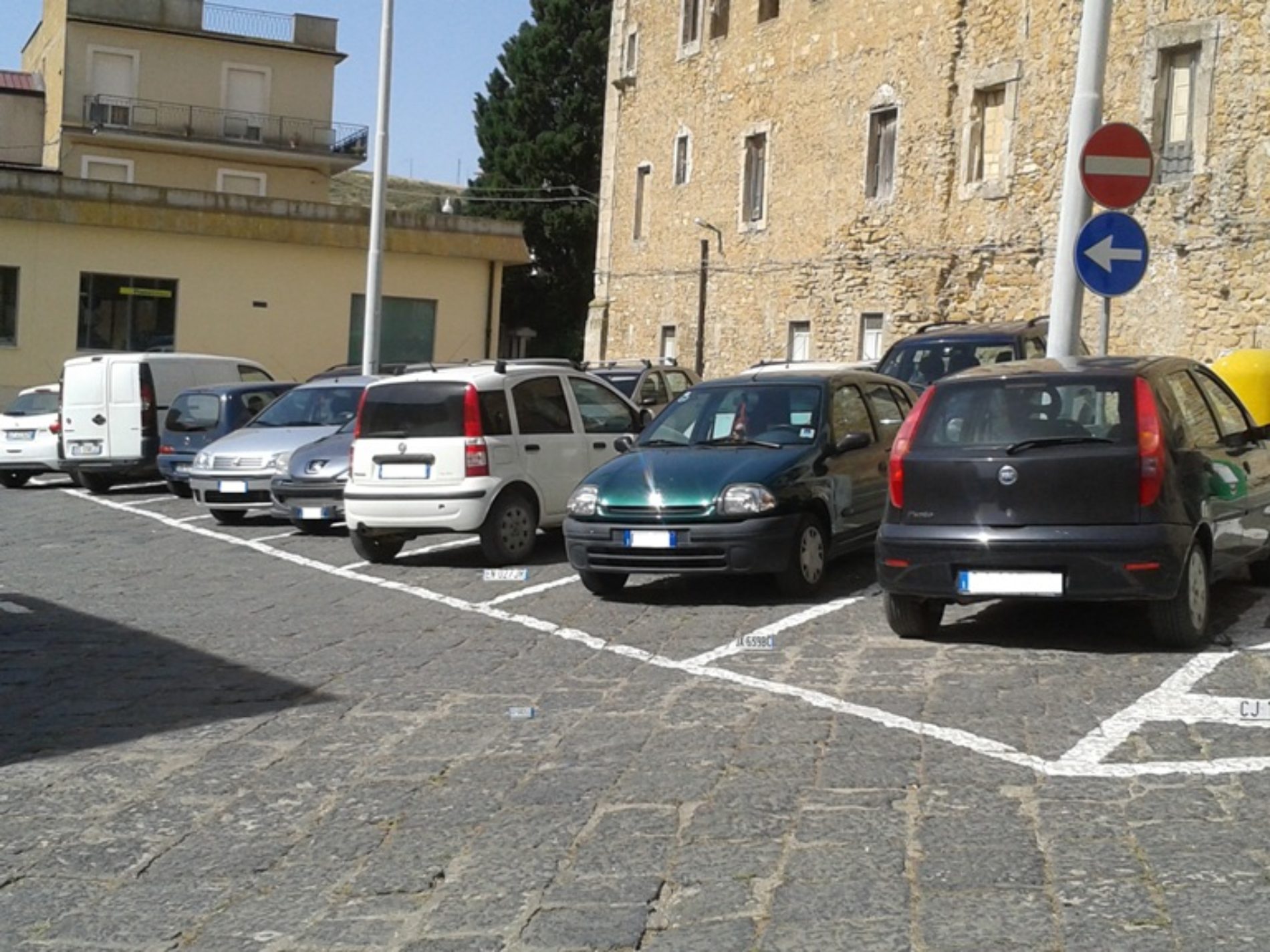Pietraperzia. Primo giorno strisce blu a pagamento. Piazza Vittorio Emanuele semideserta di auto e moto